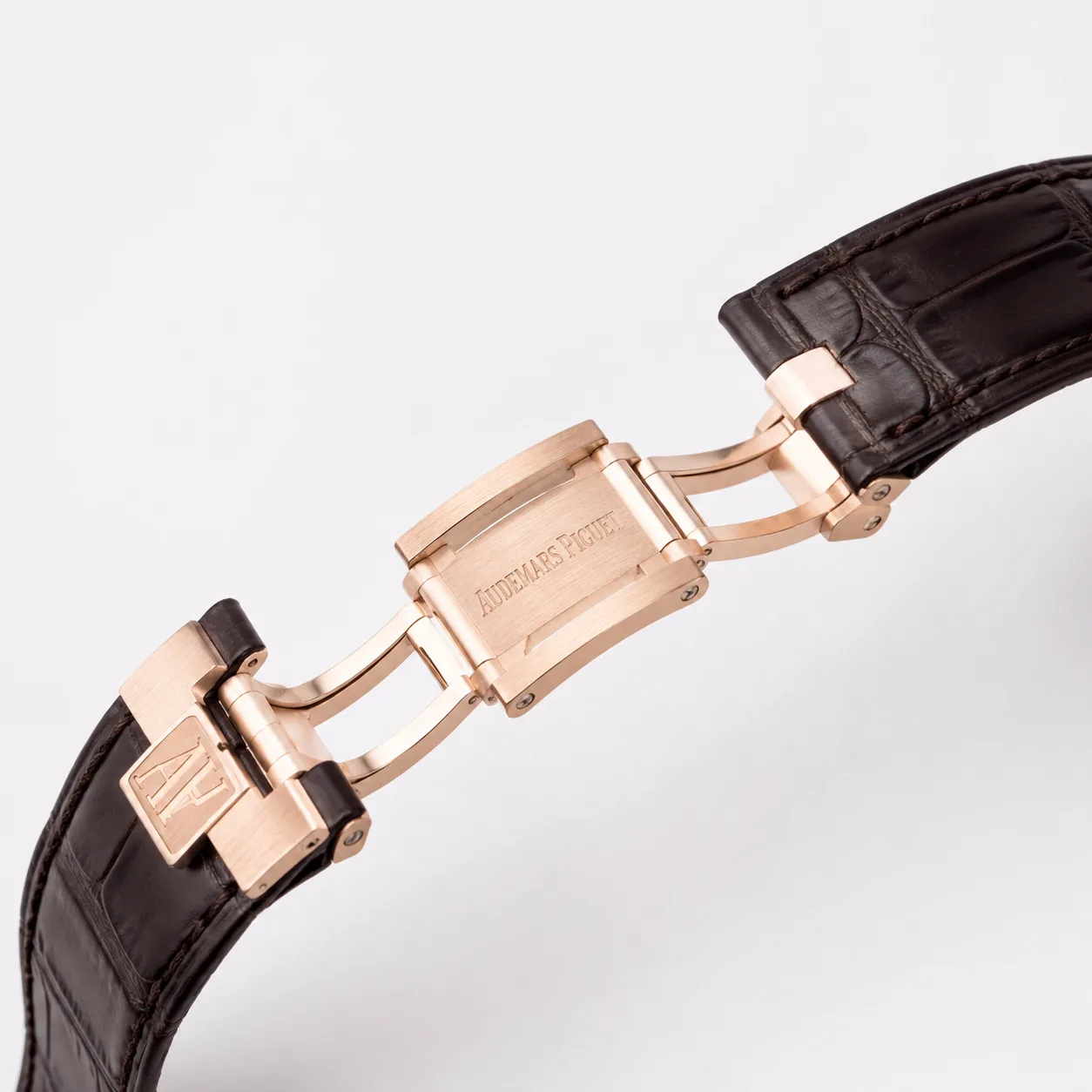 Audemars Piguet Royal Oak 15400OR.OO.D088CR.01 Cal.3120 Everose Gold AI 头图 3 - 表扣表链 [ai-shot:bracelet-clasp]