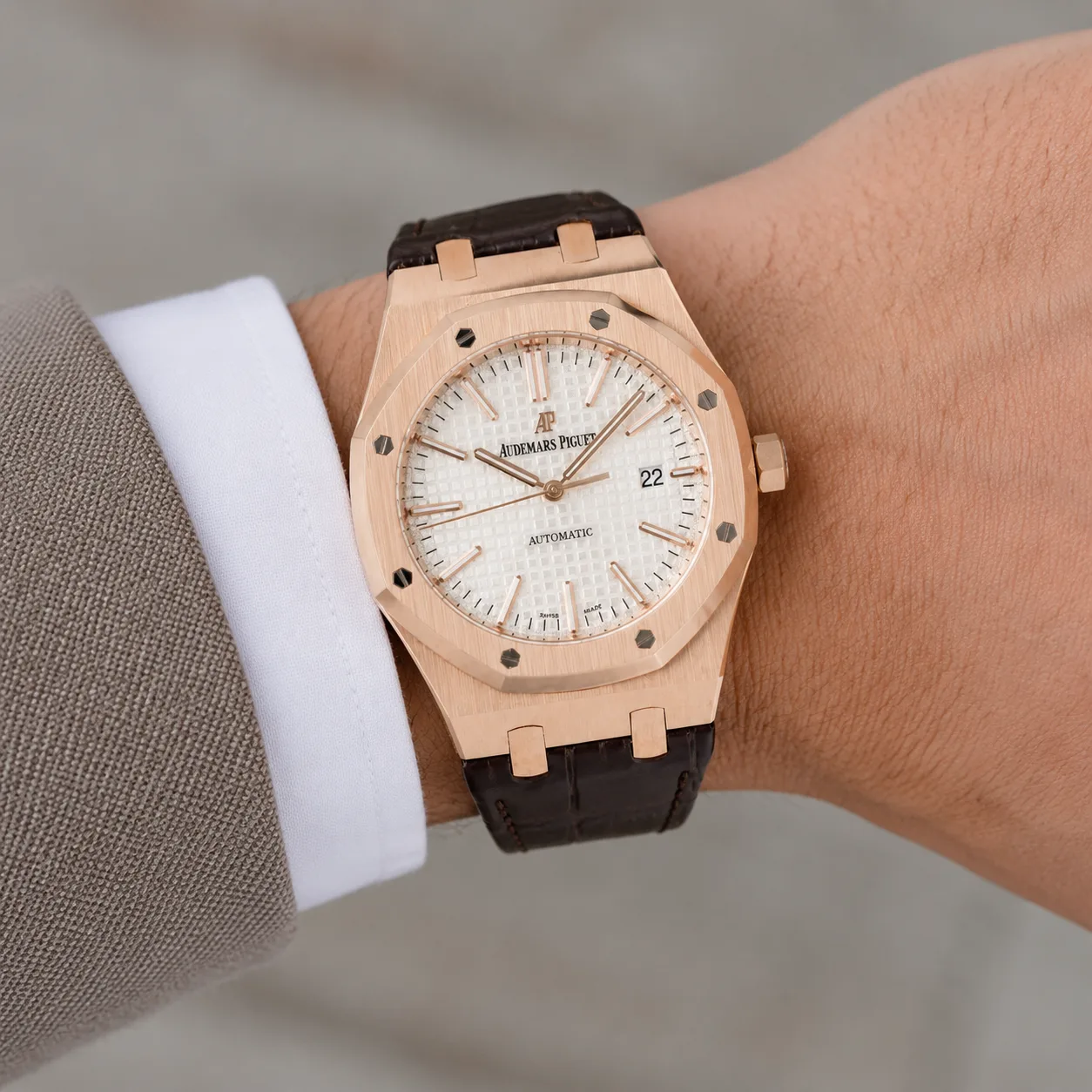 Audemars Piguet Royal Oak 15400OR.OO.D088CR.01 Cal.3120 Everose Gold AI 头图 4 - 佩戴图 [ai-shot:wrist-shot]