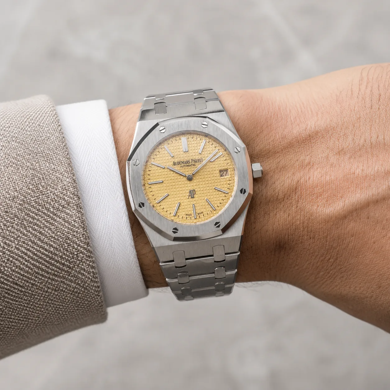 Audemars Piguet Royal Oak 15510ST.OO.1320ST.09 Cal.4302 Champagne Petite Tapisserie Dial / Steel Bezel AI 头图 4 - 佩戴图 [ai-shot:wrist-shot]