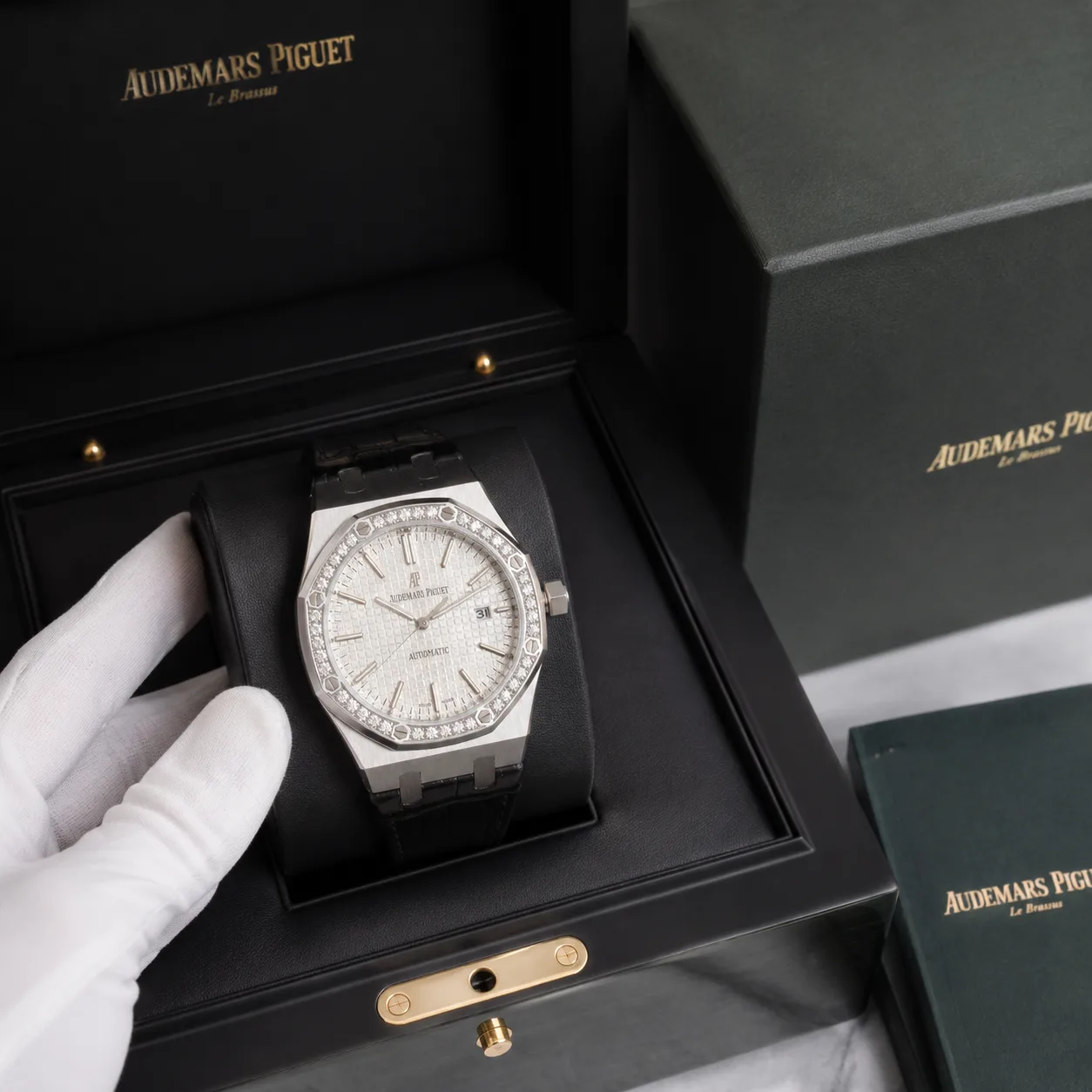 Audemars Piguet Royal Oak 15451ST.ZZ.1256ST.01 Cal.4302 Silver Grande Tapisserie Dial / Diamond Bezel AI 头图 5 - 包装盒 [ai-shot:box-shot]