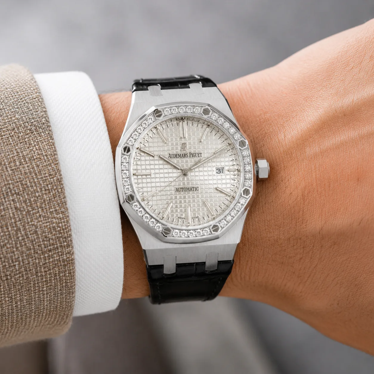 Audemars Piguet Royal Oak 15451ST.ZZ.1256ST.01 Cal.4302 Silver Grande Tapisserie Dial / Diamond Bezel AI 头图 4 - 佩戴图 [ai-shot:wrist-shot]