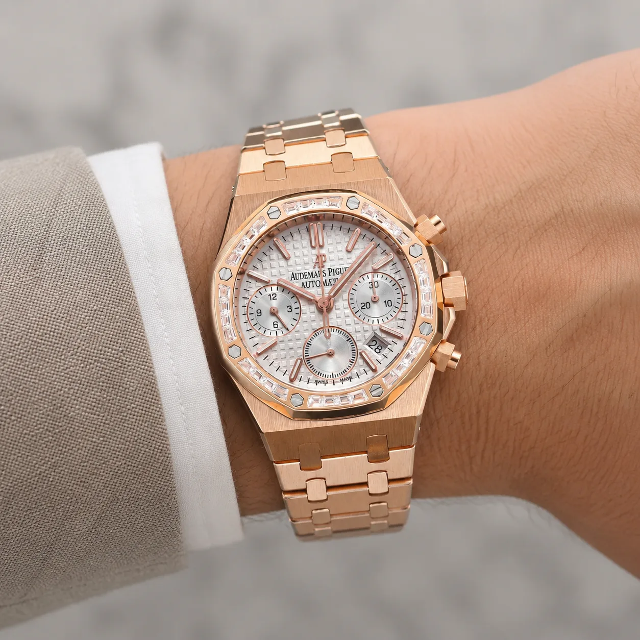 Audemars Piguet Royal Oak 26715OR.ZZ.1356OR.01 Cal.2385 Everose Gold AI 头图 4 - 佩戴图 [ai-shot:wrist-shot]