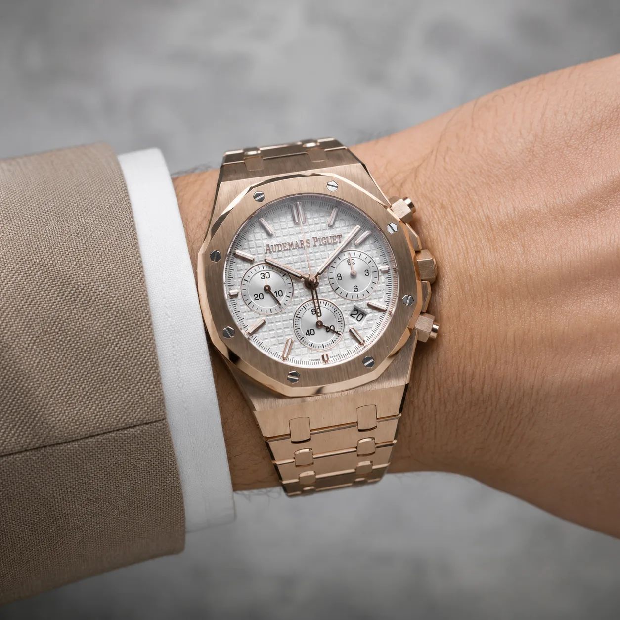 Audemars Piguet Royal Oak 26240OR.OO.1320OR.01 Cal.4401 Everose Gold AI 头图 4 - 佩戴图 [ai-shot:wrist-shot]