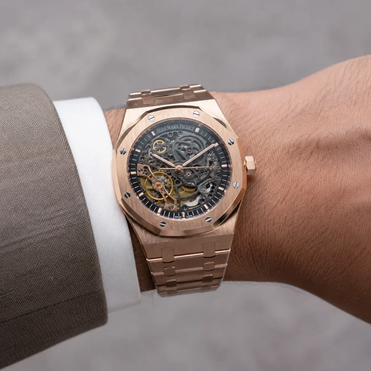Audemars Piguet Royal Oak 15407OR.OO.1220OR.01 Cal.3132 Everose Gold AI 头图 4 - 佩戴图 [ai-shot:wrist-shot]