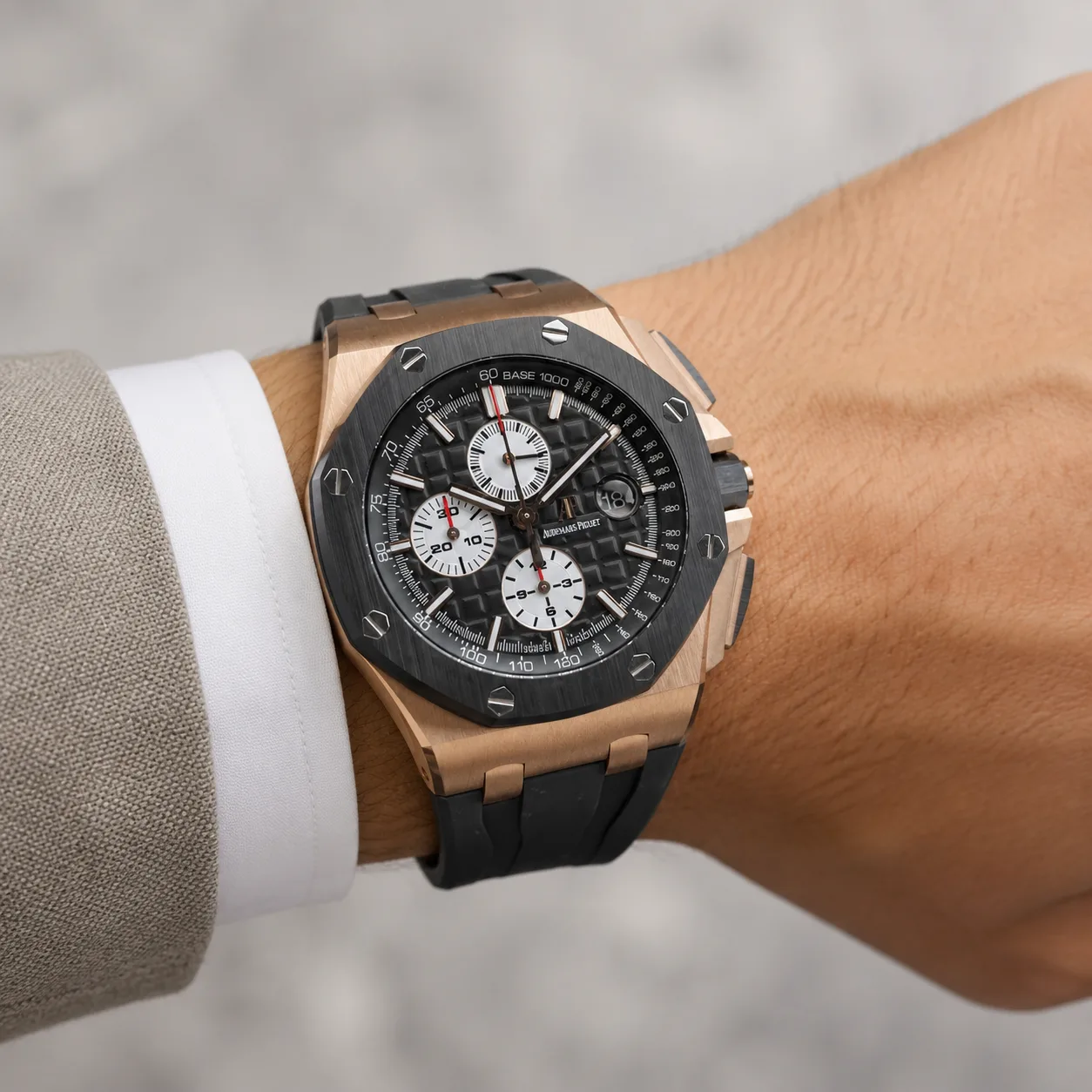 Audemars Piguet Royal Oak Offshore 26401RO.OO.A002CA.01 Cal.3126/3840 Black Bezel Everose Gold AI 头图 4 - 佩戴图 [ai-shot:wrist-shot]
