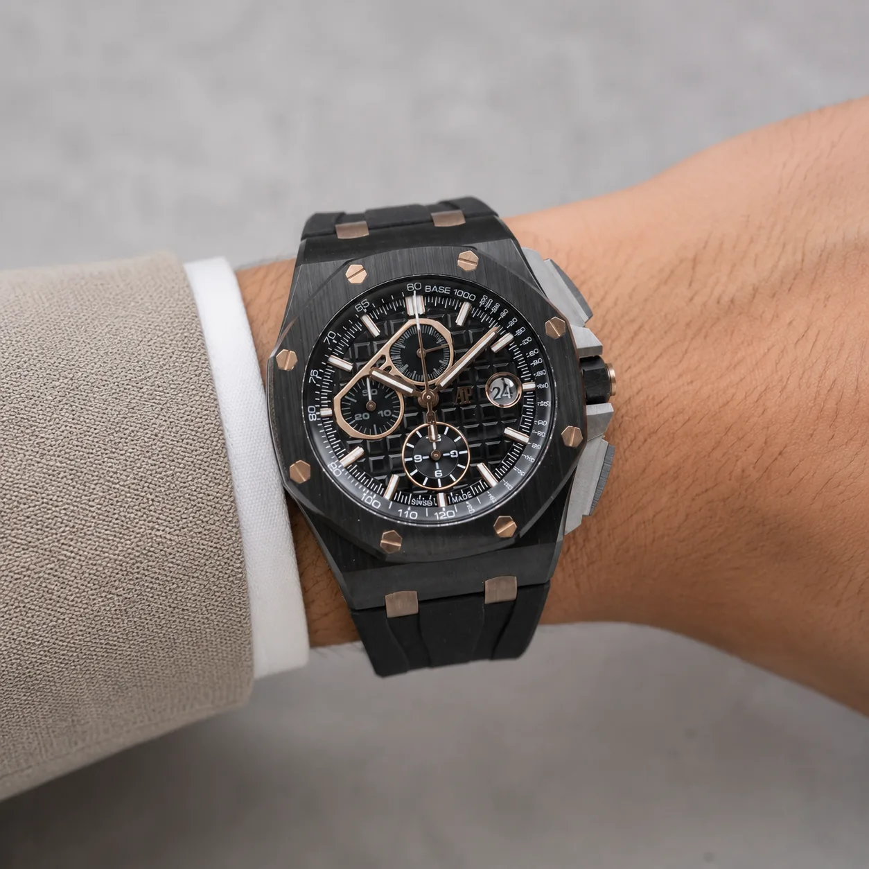 Audemars Piguet Royal Oak Offshore 26405CE.OO.A002CA.01 Cal.3126/3840 Black Bezel AI 头图 4 - 佩戴图 [ai-shot:wrist-shot]