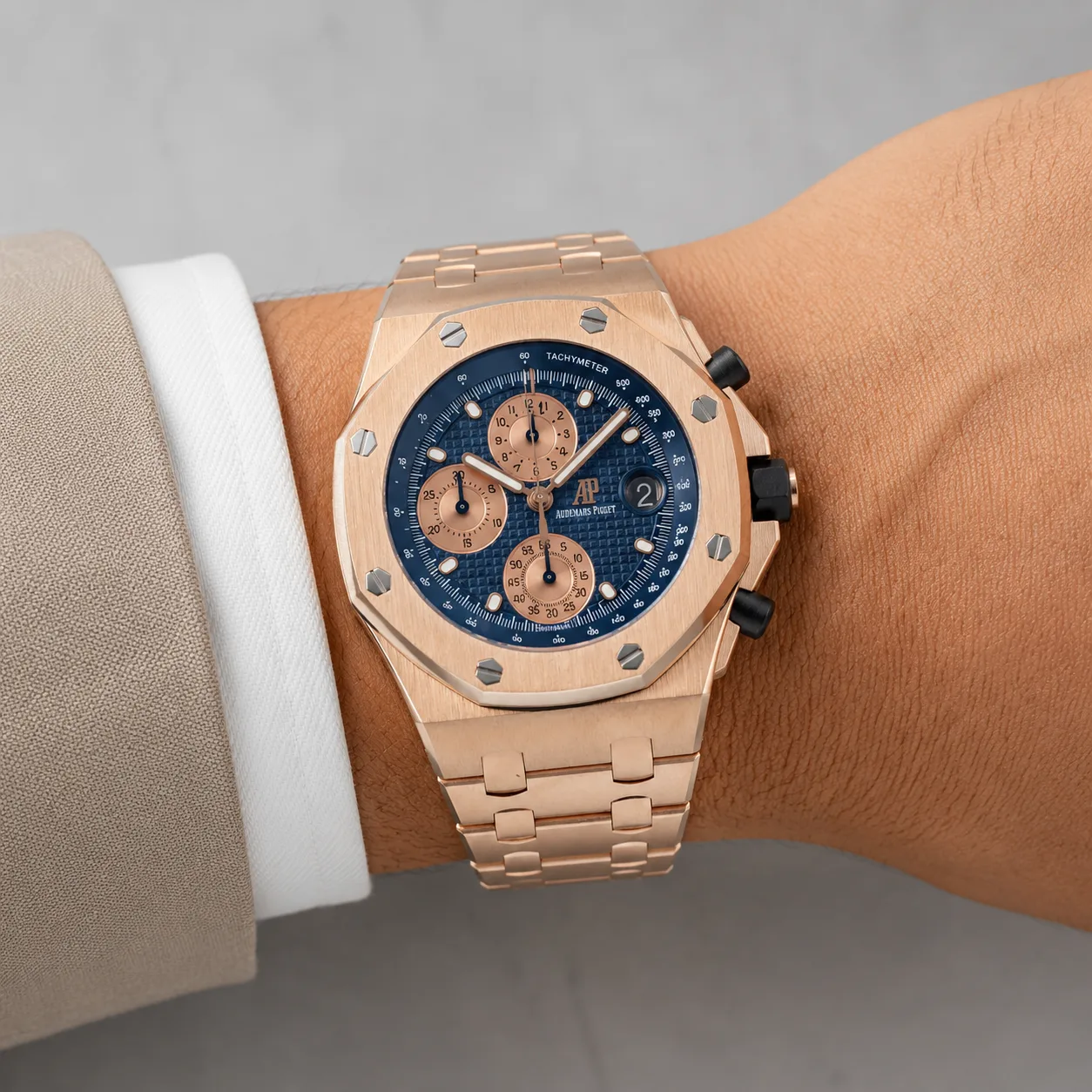 Audemars Piguet Royal Oak Offshore 26238OR.OO.2000OR.01 Cal.4404 Blue Dial Everose Gold AI 头图 4 - 佩戴图 [ai-shot:wrist-shot]