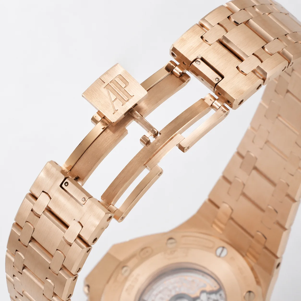 Audemars Piguet Royal Oak Offshore 26238OR.OO.2000OR.01 Cal.4404 Blue Dial Everose Gold AI 头图 3 - 表扣表链 [ai-shot:bracelet-clasp]