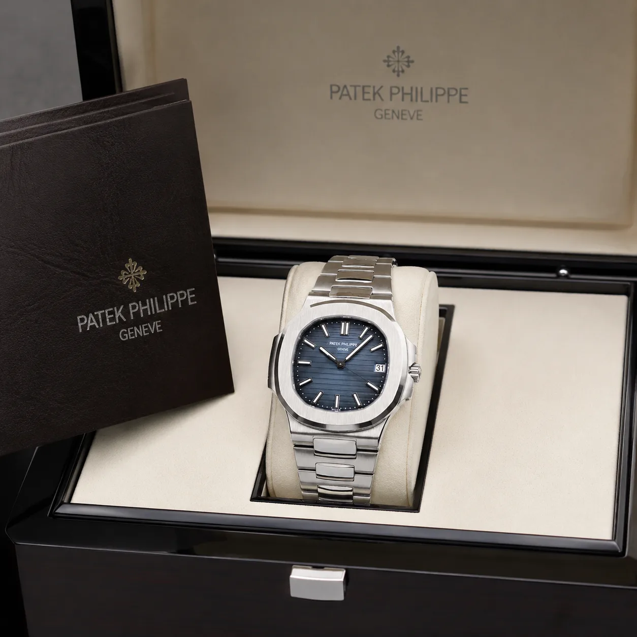 Patek Philippe Nautilus 5811/1G Cal.324 D-Blue Dial AI 头图 5 - 包装盒 [ai-shot:box-shot]