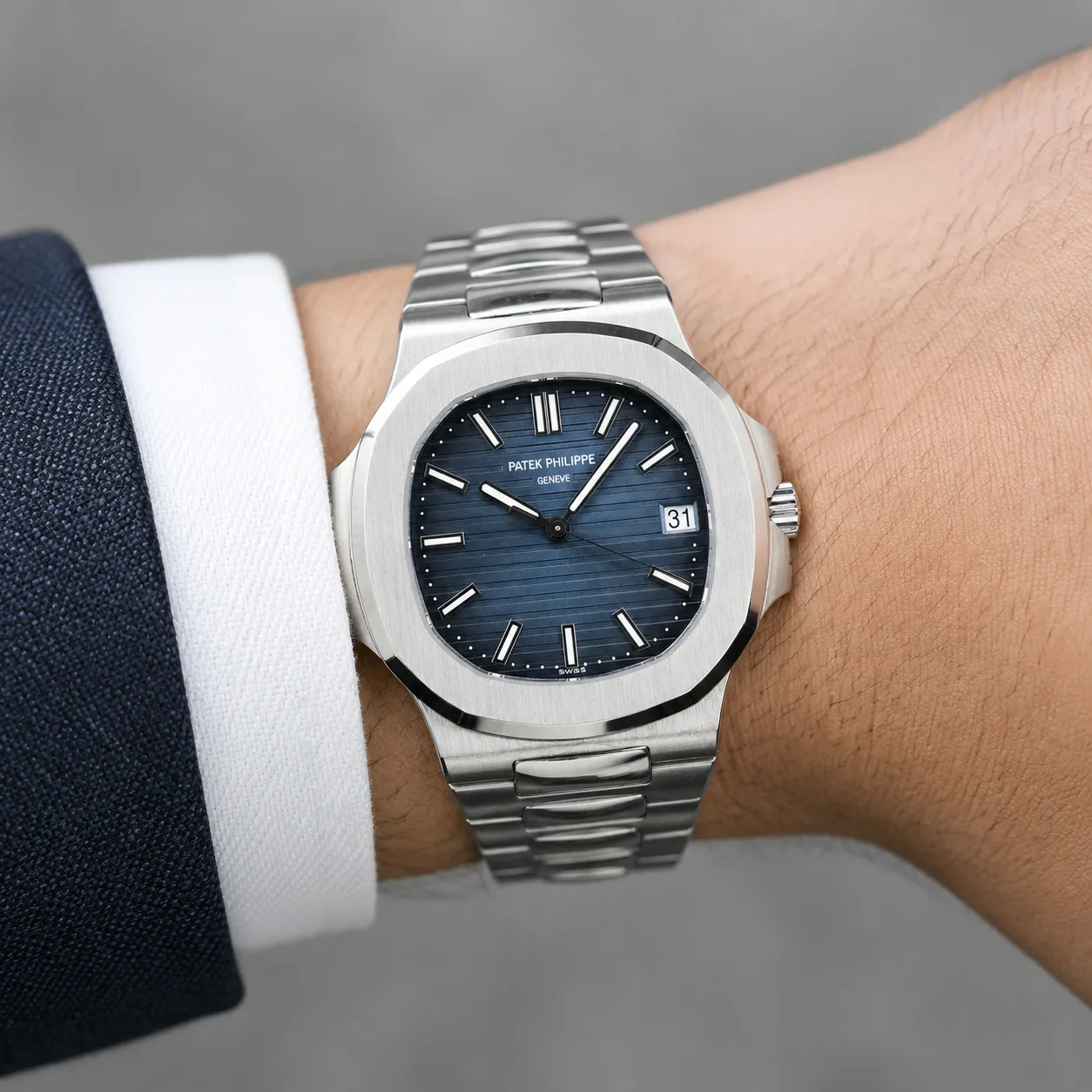 Patek Philippe Nautilus 5811/1G Cal.324 D-Blue Dial AI 头图 4 - 佩戴图 [ai-shot:wrist-shot]