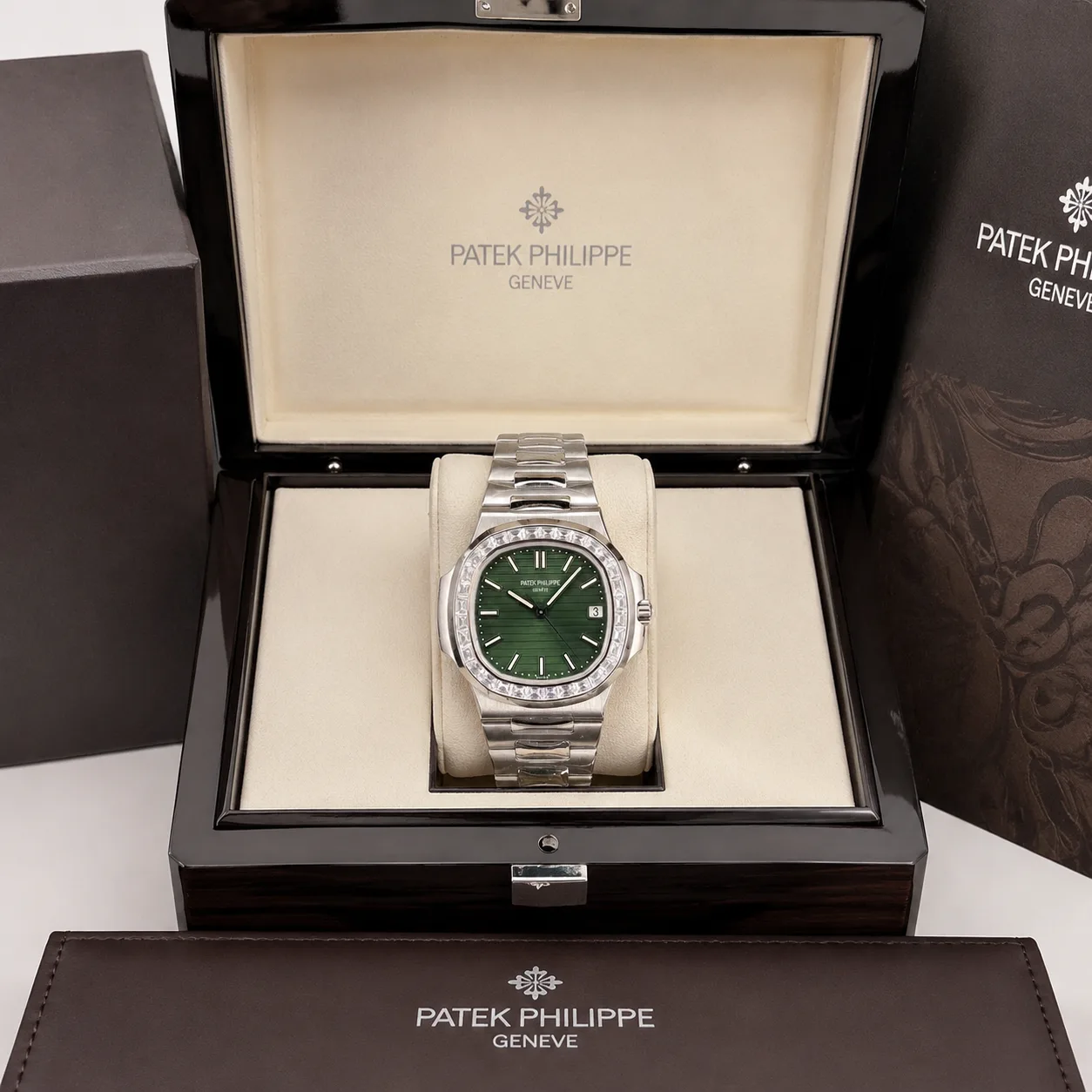 Patek Philippe Nautilus 5711/1300A-001 Cal.324 D-Blue Dial AI 头图 5 - 包装盒 [ai-shot:box-shot]