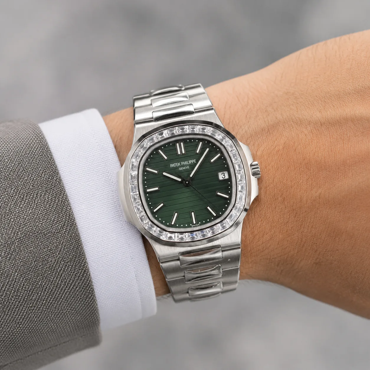 Patek Philippe Nautilus 5711/1300A-001 Cal.324 D-Blue Dial AI 头图 4 - 佩戴图 [ai-shot:wrist-shot]