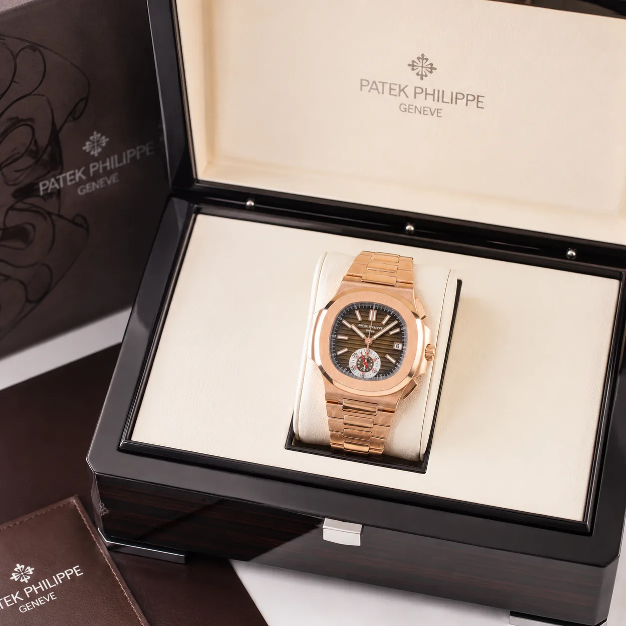 Patek Philippe Nautilus 5980/1R-001 Cal.CH 28-520 C D-Blue Dial Everose Gold AI 头图 5 - 包装盒 [ai-shot:box-shot]