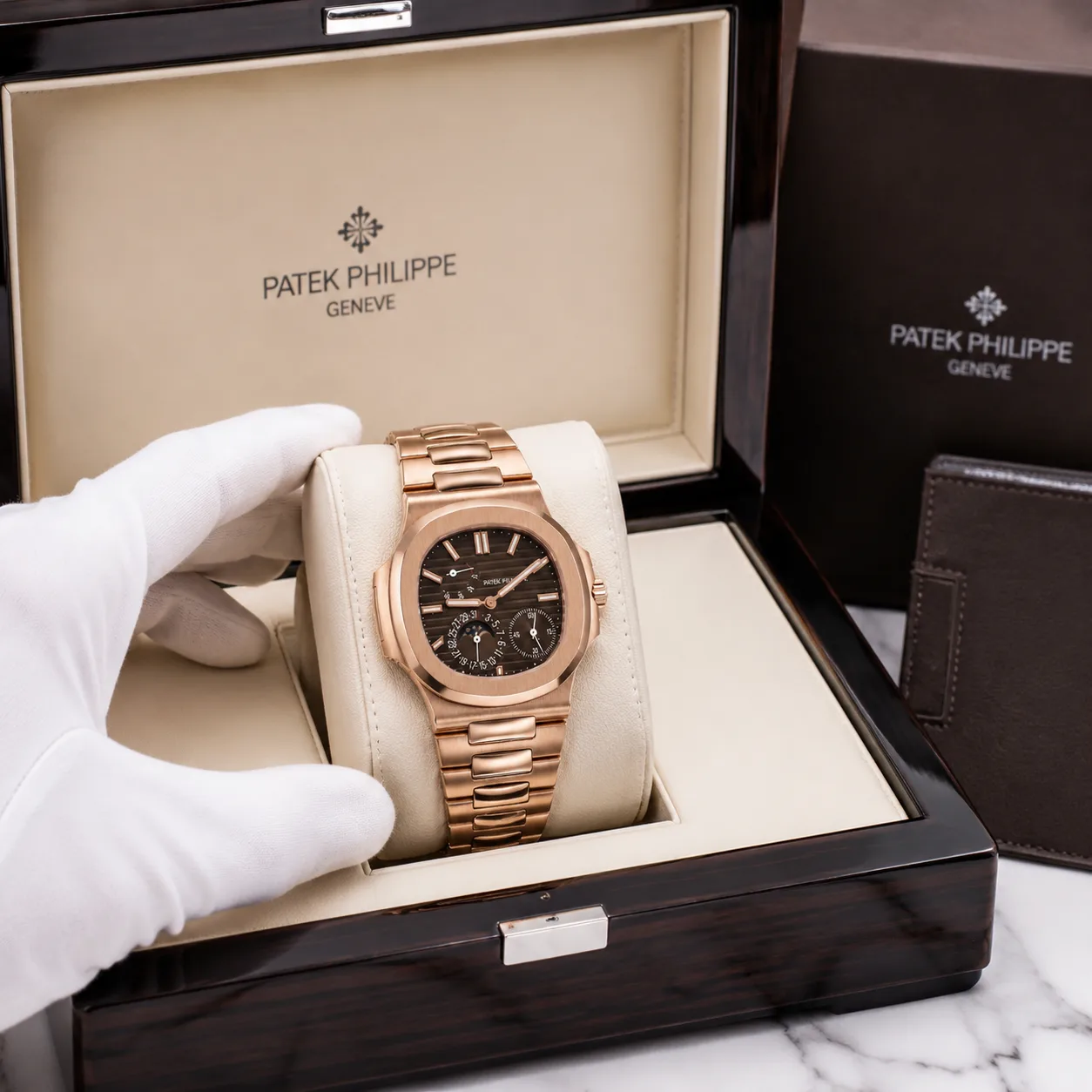 Patek Philippe Nautilus 5712/1R-001 Cal.240 D-Blue Dial Everose Gold AI 头图 5 - 包装盒 [ai-shot:box-shot]