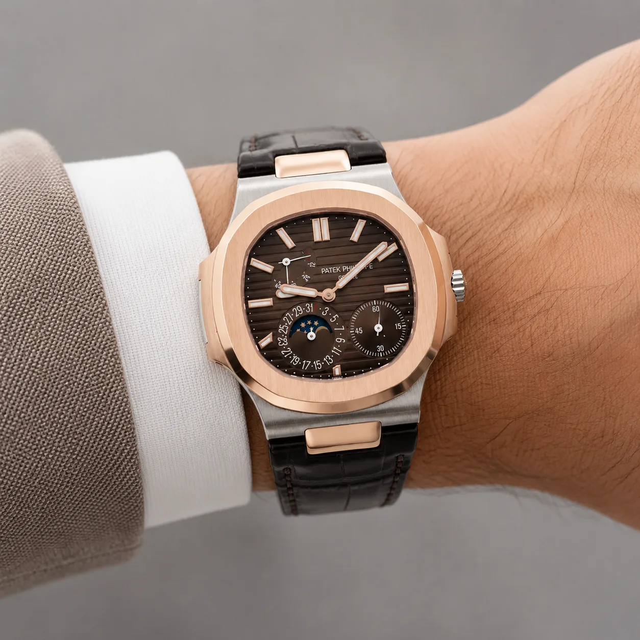 Patek Philippe Nautilus 5712GR-001 Cal.240 D-Blue Dial Everose Gold AI 头图 4 - 佩戴图 [ai-shot:wrist-shot]