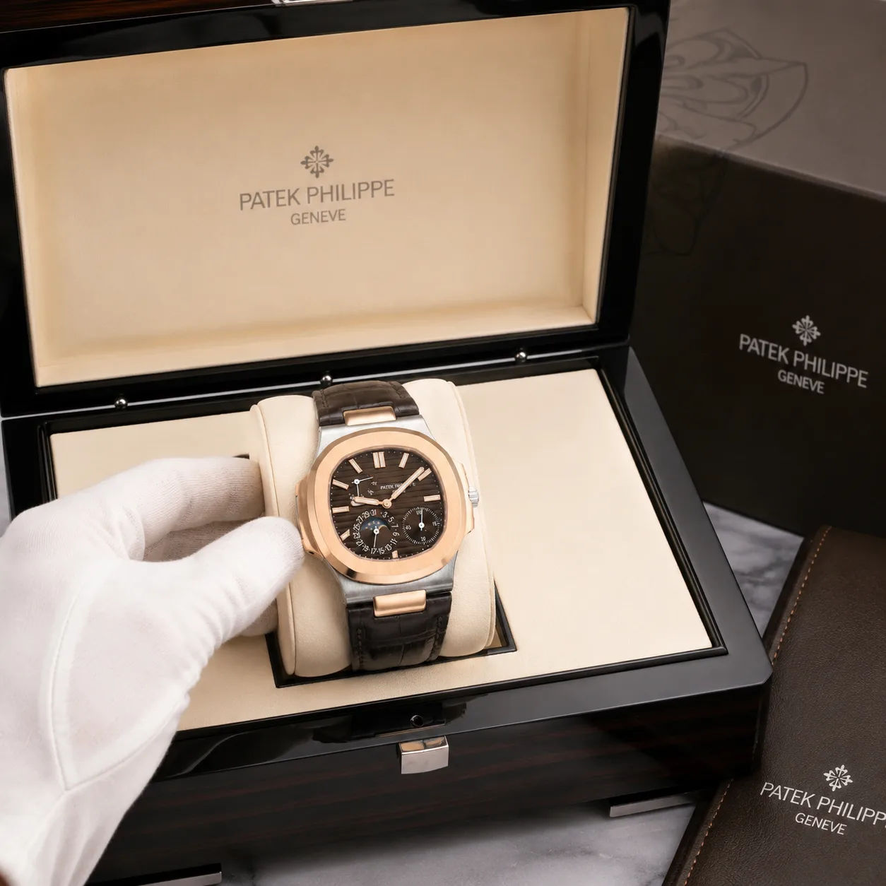 Patek Philippe Nautilus 5712GR-001 Cal.240 D-Blue Dial Everose Gold AI 头图 5 - 包装盒 [ai-shot:box-shot]