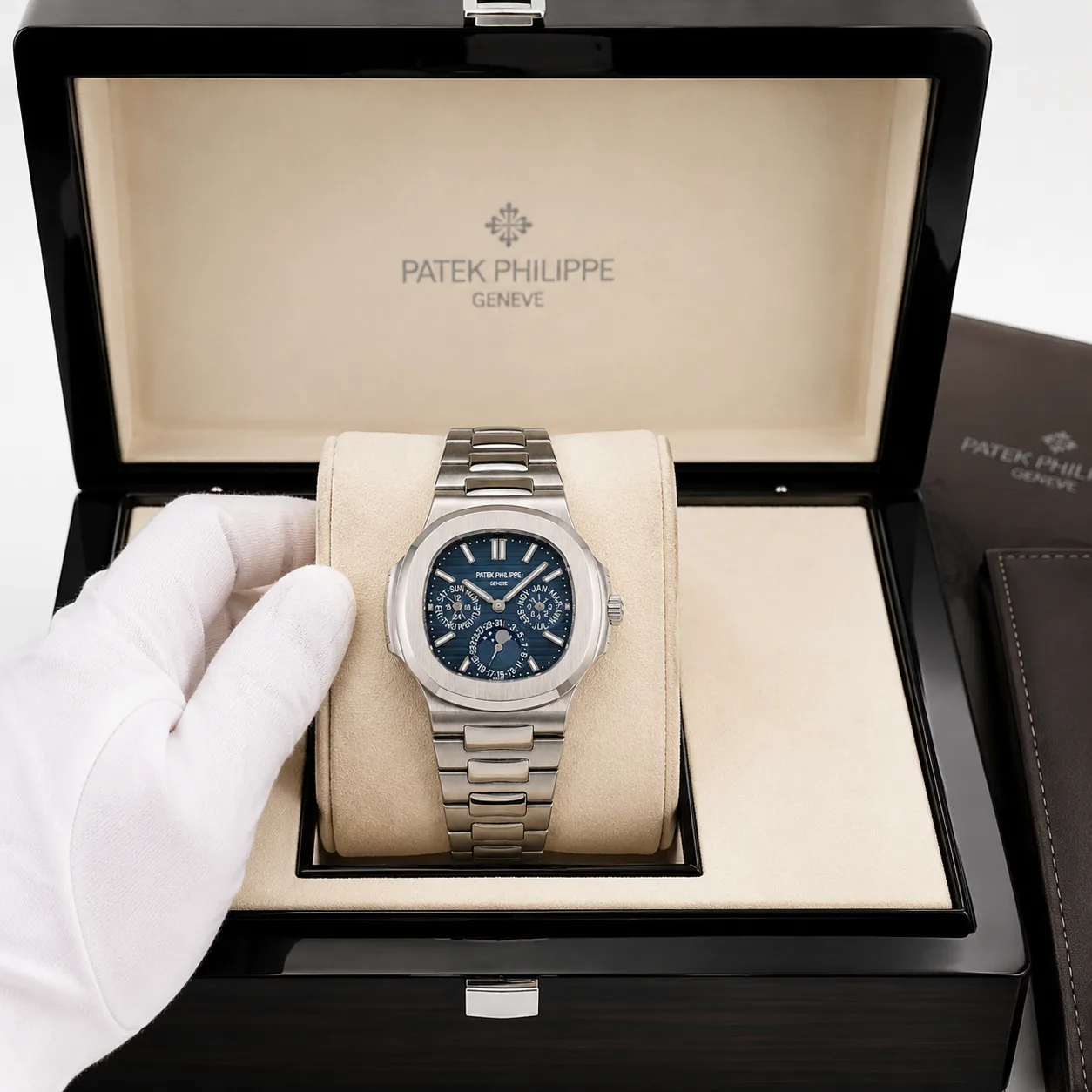 Patek Philippe Nautilus 5740/1G-001 Cal.240 Blue Sunburst Dial / 18K White Gold Bezel AI 头图 5 - 包装盒 [ai-shot:box-shot]