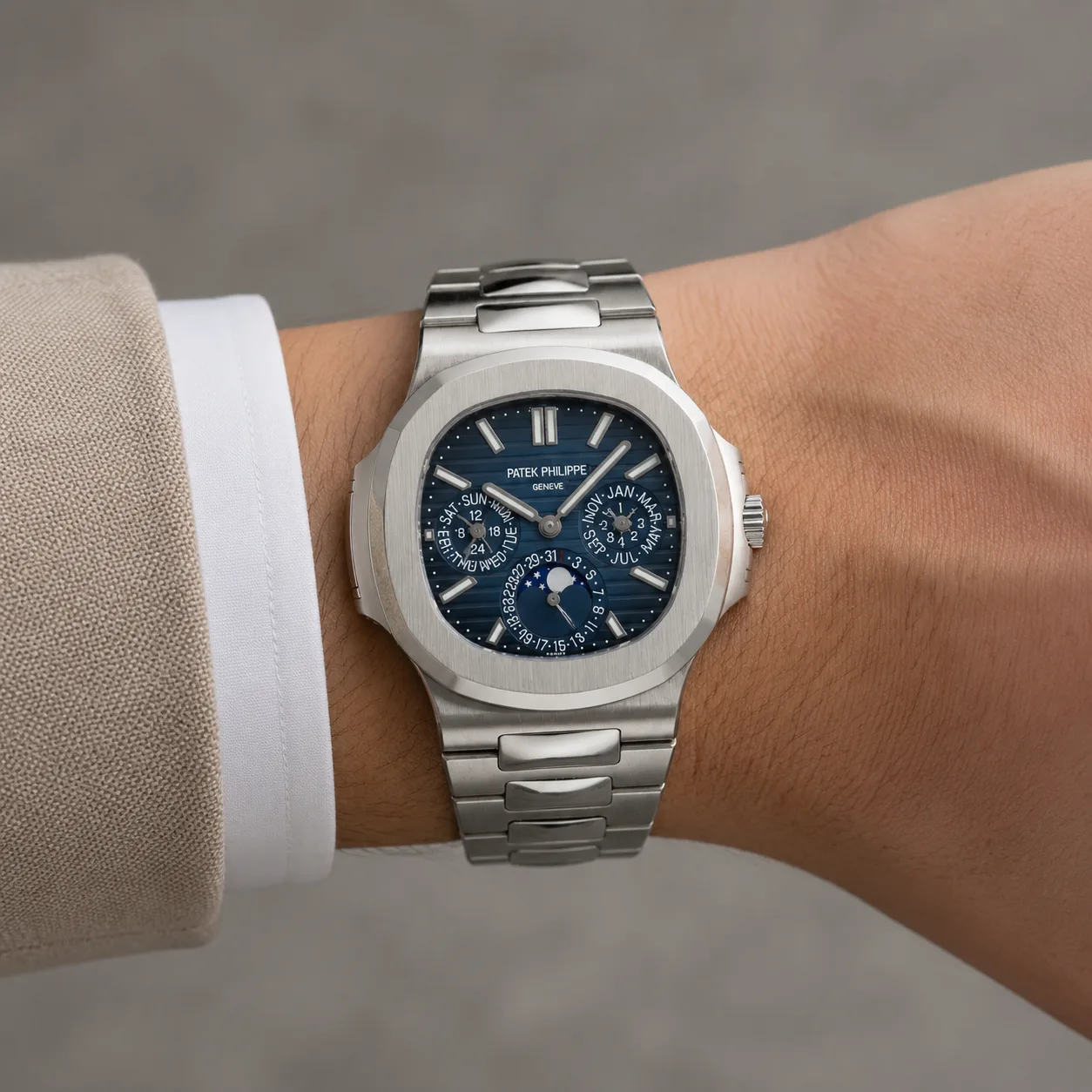 Patek Philippe Nautilus 5740/1G-001 Cal.240 Blue Sunburst Dial / 18K White Gold Bezel AI 头图 4 - 佩戴图 [ai-shot:wrist-shot]