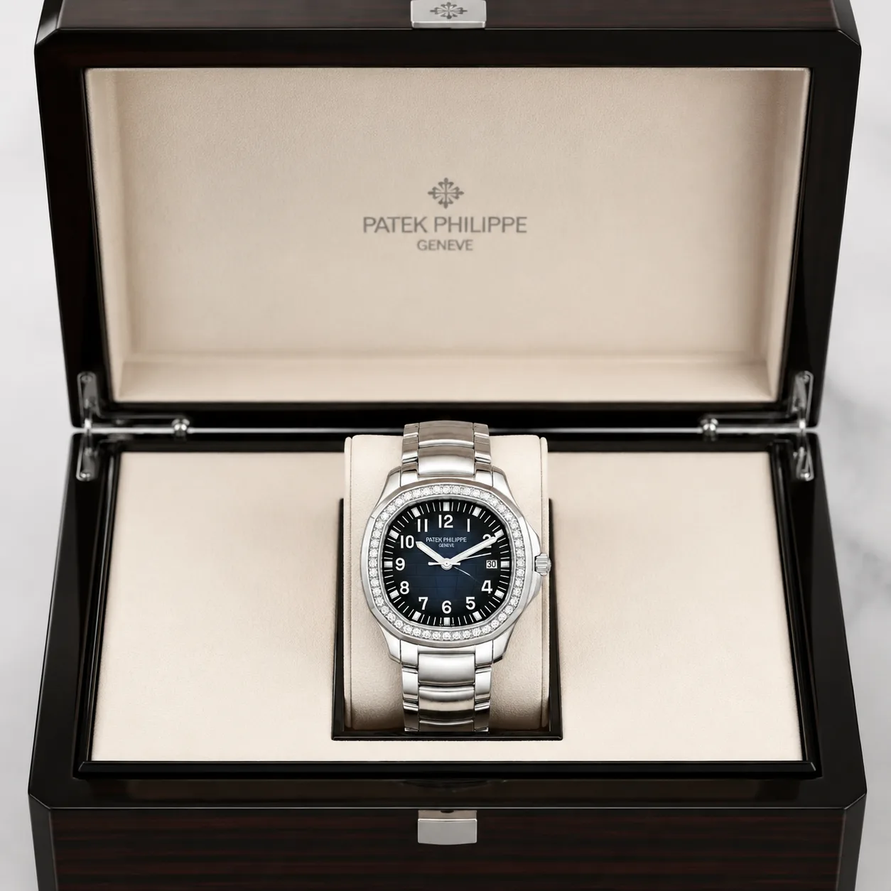 Patek Philippe Aquanaut 5164A-001 Cal.26 AI 头图 5 - 包装盒 [ai-shot:box-shot]