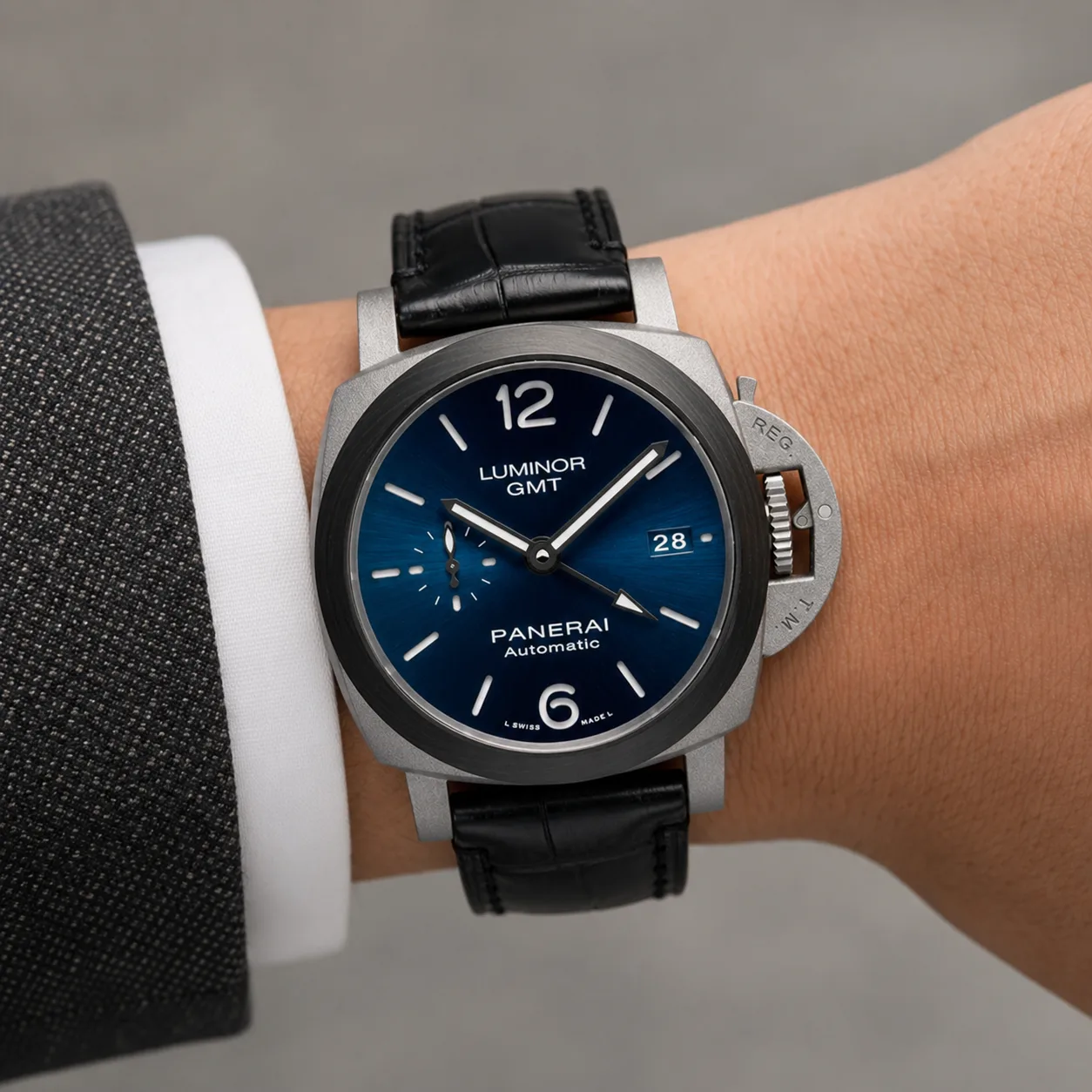 PANERAI 庐米诺 (Luminor) PAM01279 Cal.9010 Blue Dial AI 头图 4 - 佩戴图 [ai-shot:wrist-shot]