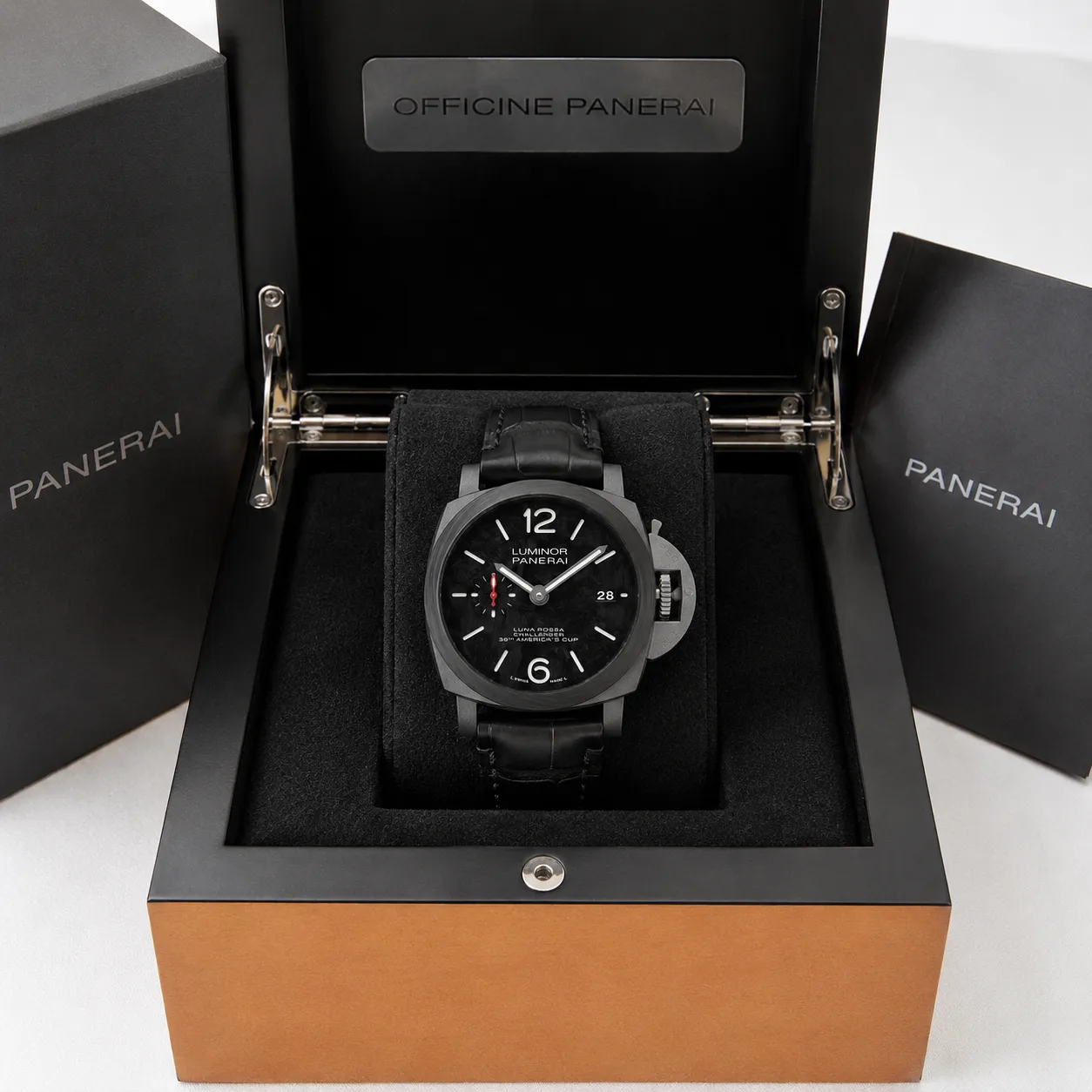 PANERAI 庐米诺 (Luminor) PAM01096 Cal.9010 AI 头图 5 - 包装盒 [ai-shot:box-shot]