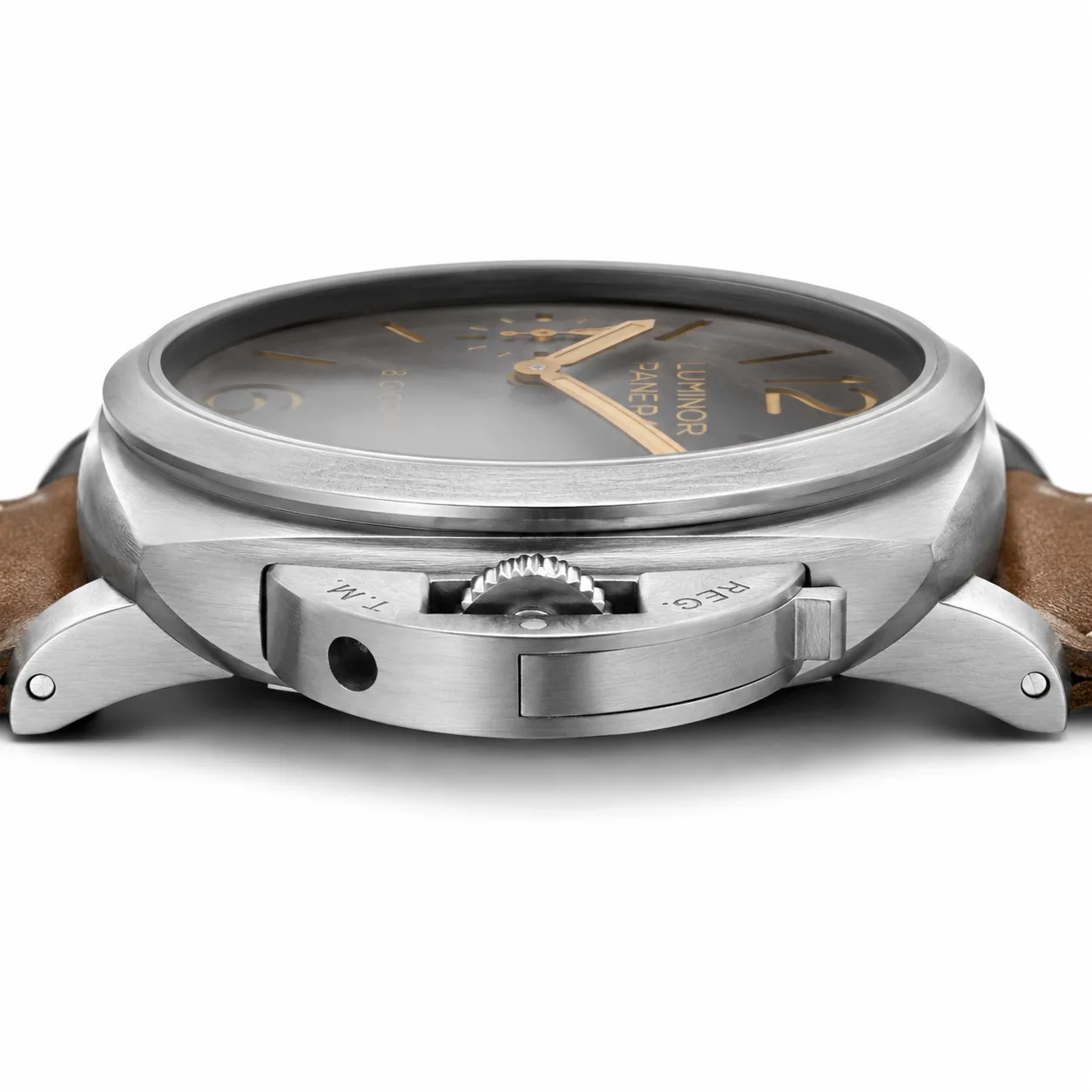 PANERAI 庐米诺 (Luminor) PAM01733 Cal.5000 AI 头图 2 - 侧面细节 [ai-shot:side-detail]