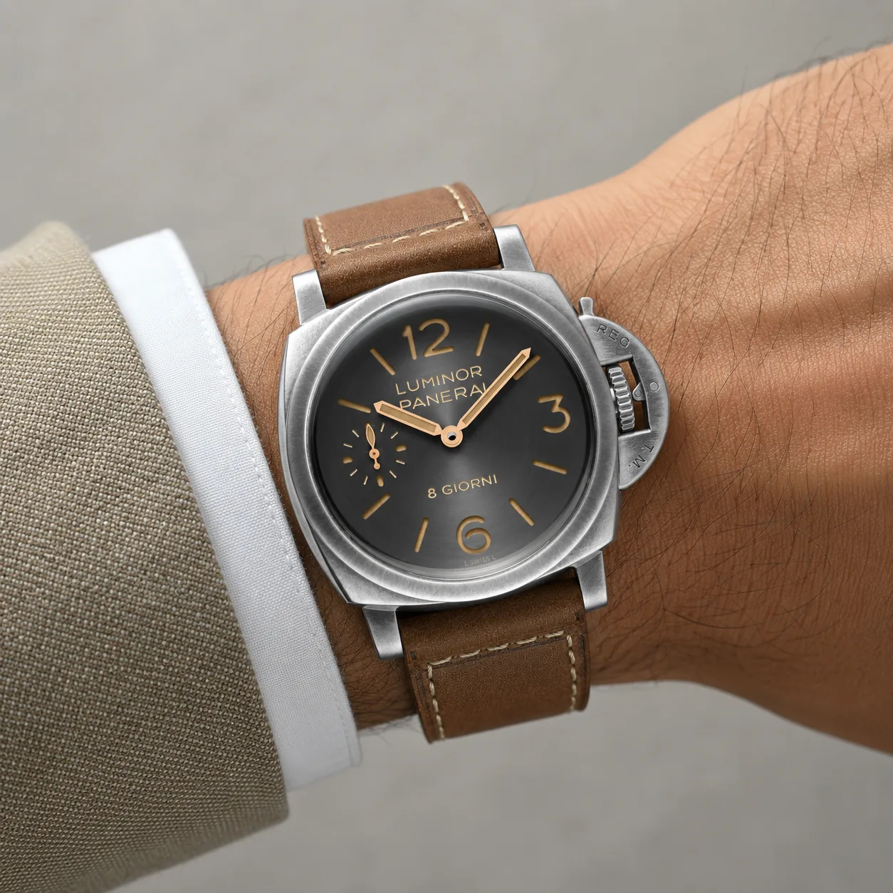 PANERAI 庐米诺 (Luminor) PAM01733 Cal.5000 AI 头图 4 - 佩戴图 [ai-shot:wrist-shot]