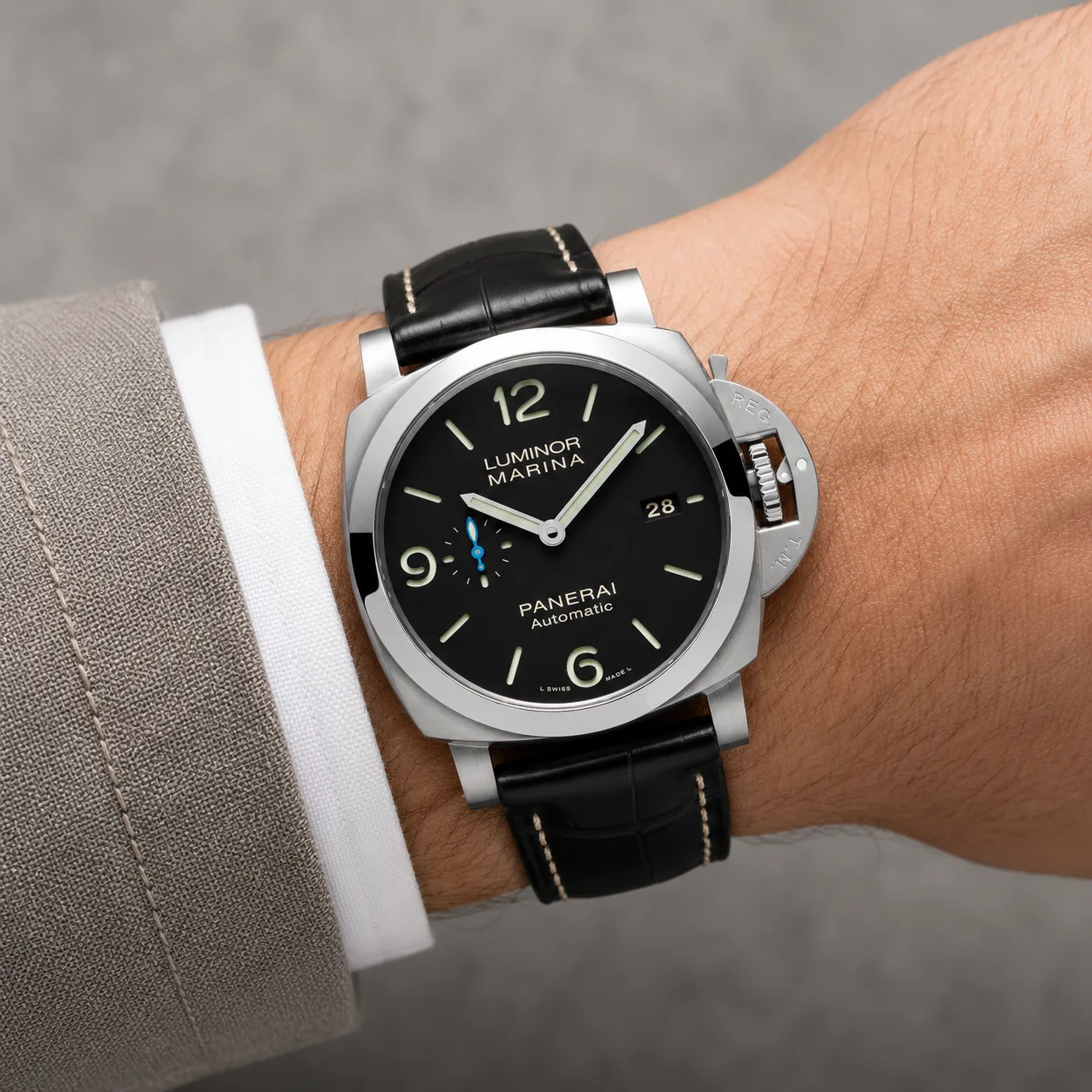 PANERAI 庐米诺 Marina (Luminor Marina) PAM01312 Cal.9010 Black Dial AI 头图 4 - 佩戴图 [ai-shot:wrist-shot]