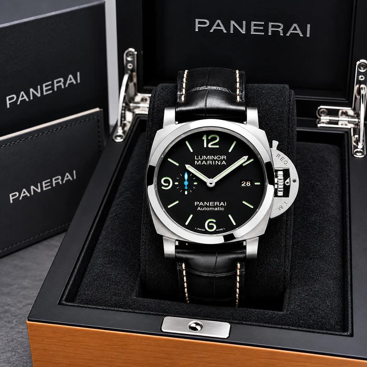 PANERAI 庐米诺 Marina (Luminor Marina) PAM01312 Cal.9010 Black Dial AI 头图 5 - 包装盒 [ai-shot:box-shot]