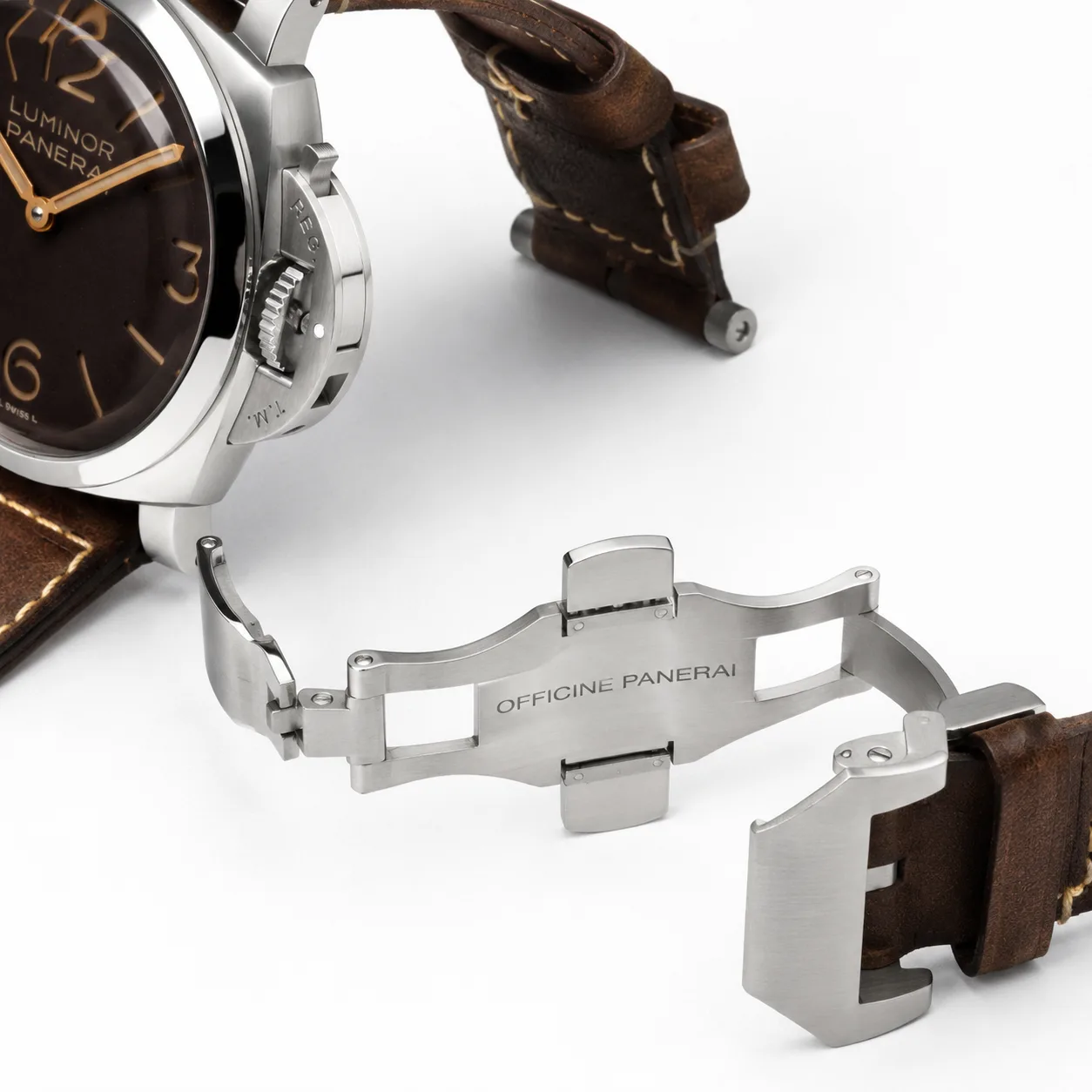 PANERAI 庐米诺 (Luminor) PAM01731 Cal.6000 AI 头图 3 - 表扣表链 [ai-shot:bracelet-clasp]