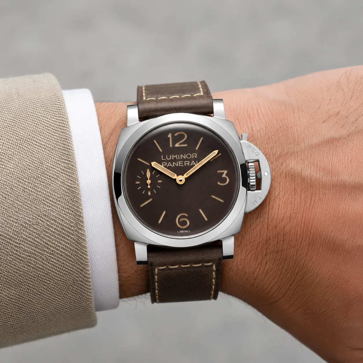 PANERAI 庐米诺 (Luminor) PAM01731 Cal.6000 AI 头图 4 - 佩戴图 [ai-shot:wrist-shot]