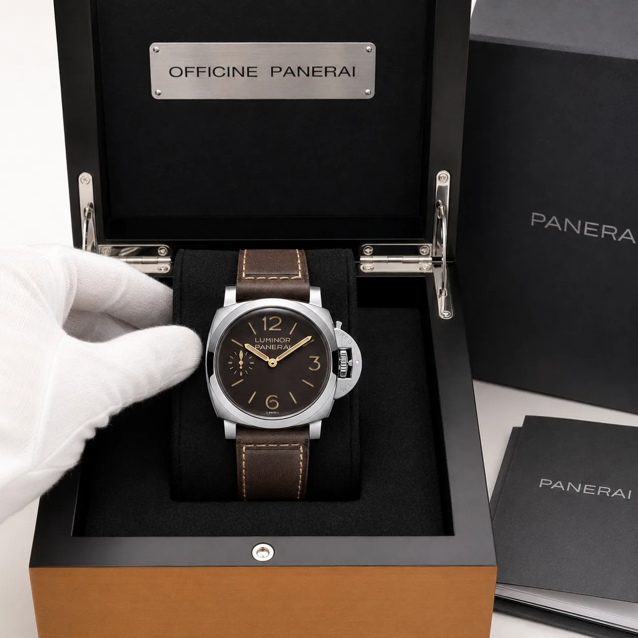 PANERAI 庐米诺 (Luminor) PAM01731 Cal.6000 AI 头图 5 - 包装盒 [ai-shot:box-shot]
