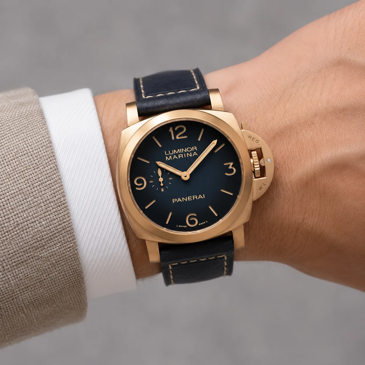 PANERAI 庐米诺 Marina (Luminor Marina) PAM01678 Cal.980 D-Blue Dial AI 头图 4 - 佩戴图 [ai-shot:wrist-shot]