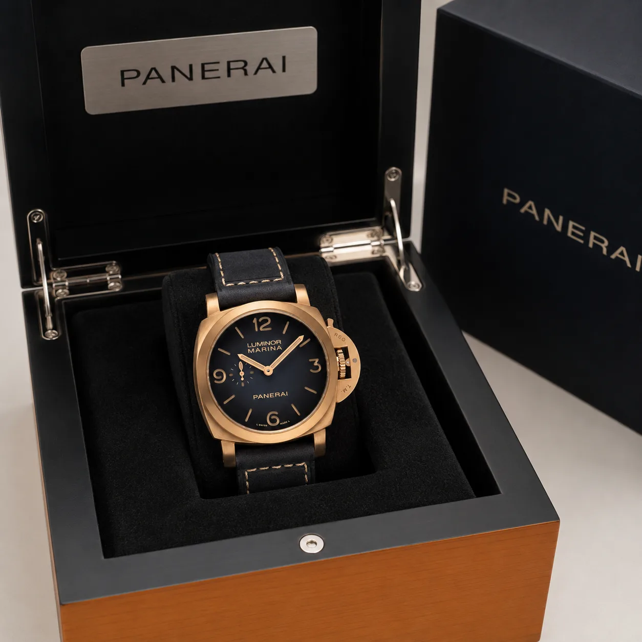 PANERAI 庐米诺 Marina (Luminor Marina) PAM01678 Cal.980 D-Blue Dial AI 头图 5 - 包装盒 [ai-shot:box-shot]