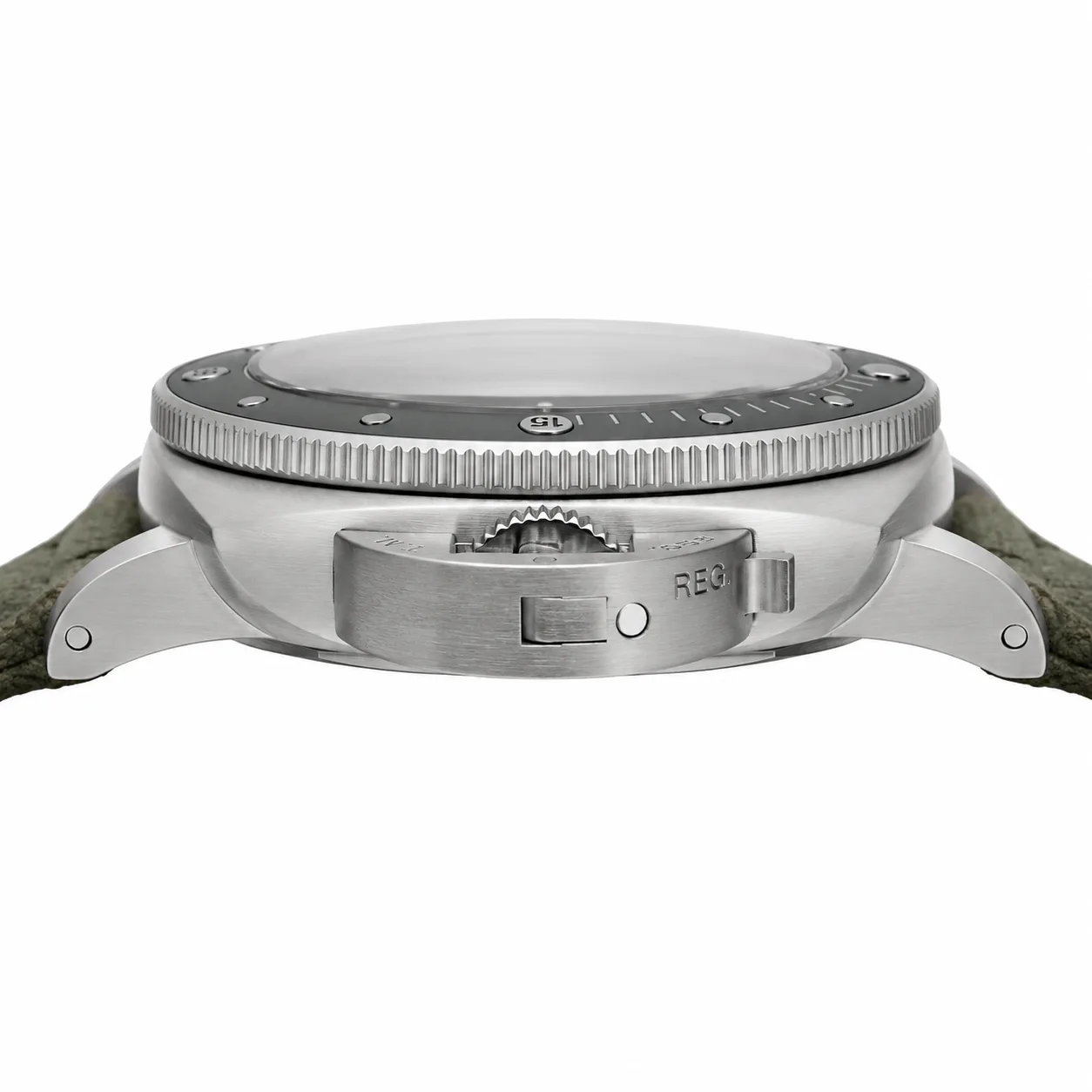 PANERAI 潜行 Marina Militare (Submersible Marina Militare) PAM01697 Cal.900 D-Blue Dial AI 头图 2 - 侧面细节 [ai-shot:side-detail]