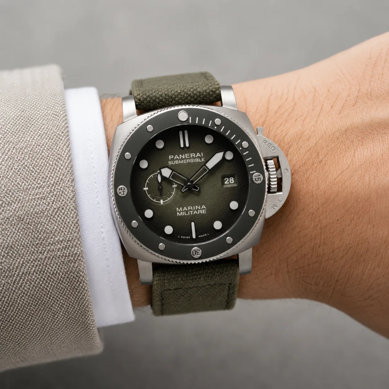PANERAI 潜行 Marina Militare (Submersible Marina Militare) PAM01697 Cal.900 D-Blue Dial AI 头图 4 - 佩戴图 [ai-shot:wrist-shot]