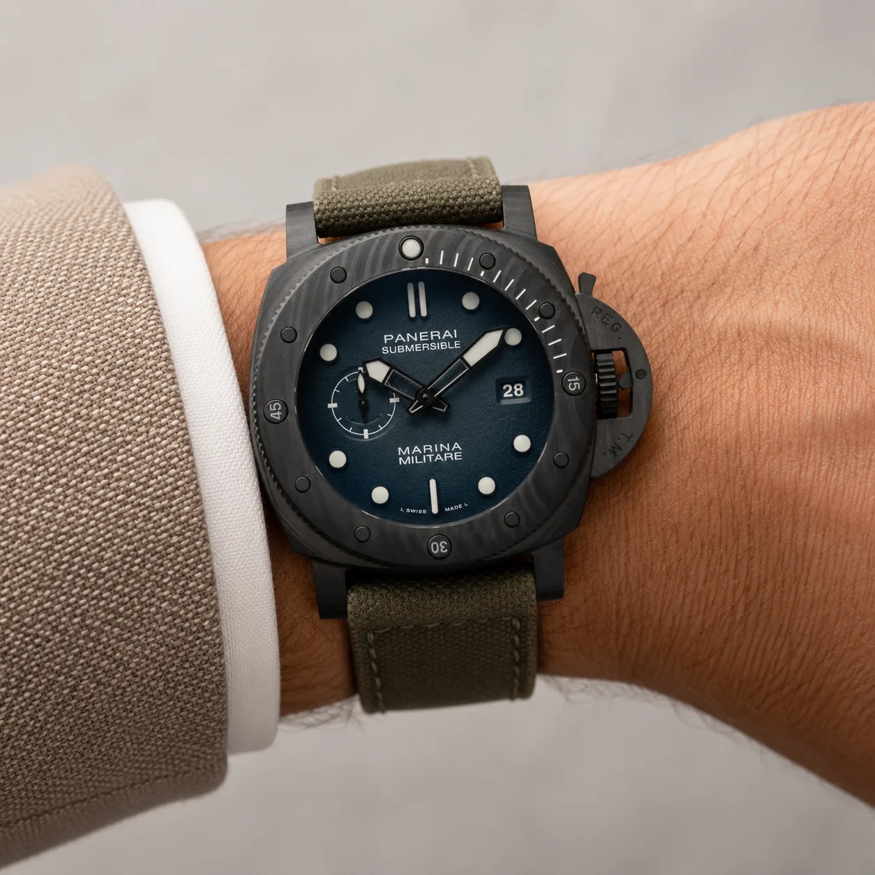 PANERAI 潜行 Marina Militare (Submersible Marina Militare) PAM01698 Cal.900 D-Blue Dial AI 头图 4 - 佩戴图 [ai-shot:wrist-shot]