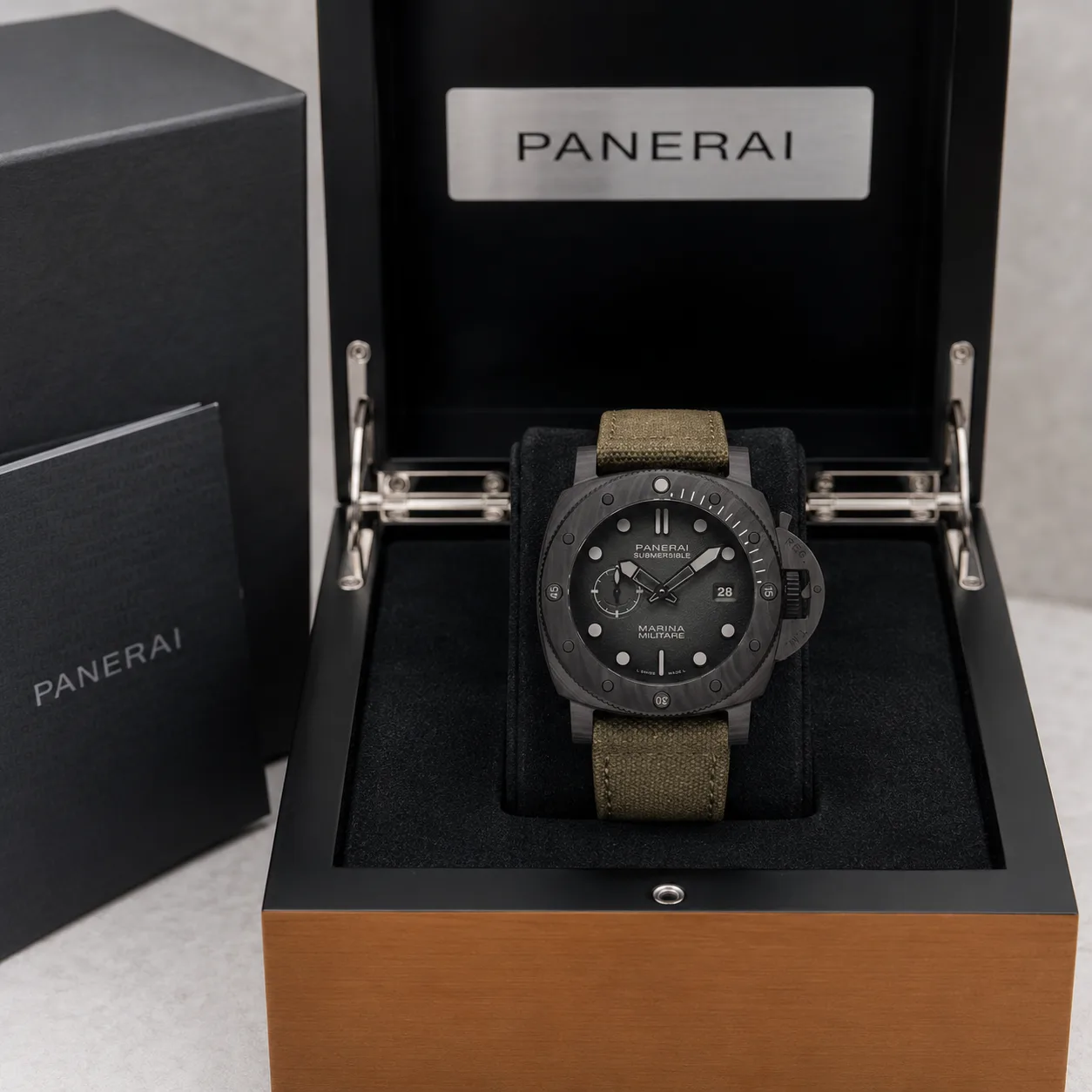 PANERAI 潜行 Marina Militare (Submersible Marina Militare) PAM01698 Cal.900 D-Blue Dial AI 头图 5 - 包装盒 [ai-shot:box-shot]