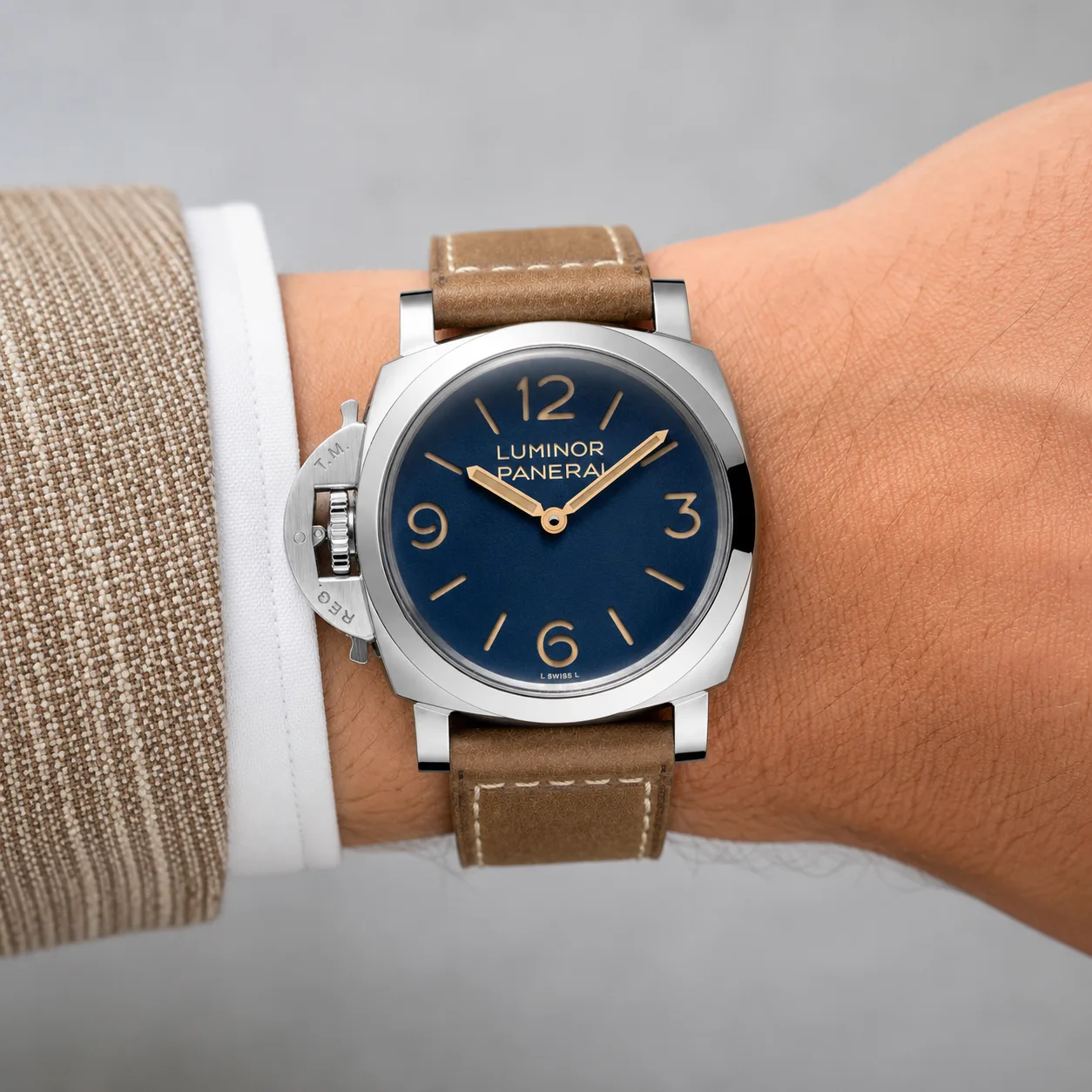 PANERAI 庐米诺 (Luminor) PAM01732 Cal.6000 Blue Dial AI 头图 4 - 佩戴图 [ai-shot:wrist-shot]