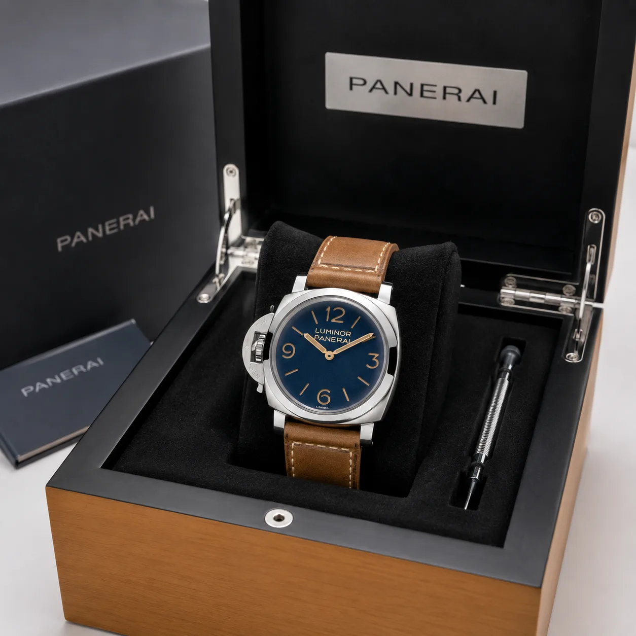 PANERAI 庐米诺 (Luminor) PAM01732 Cal.6000 Blue Dial AI 头图 5 - 包装盒 [ai-shot:box-shot]