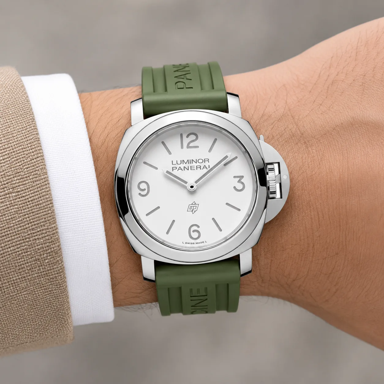 PANERAI 庐米诺 (Luminor) PAM01087 Cal.6000 White Dial AI 头图 4 - 佩戴图 [ai-shot:wrist-shot]