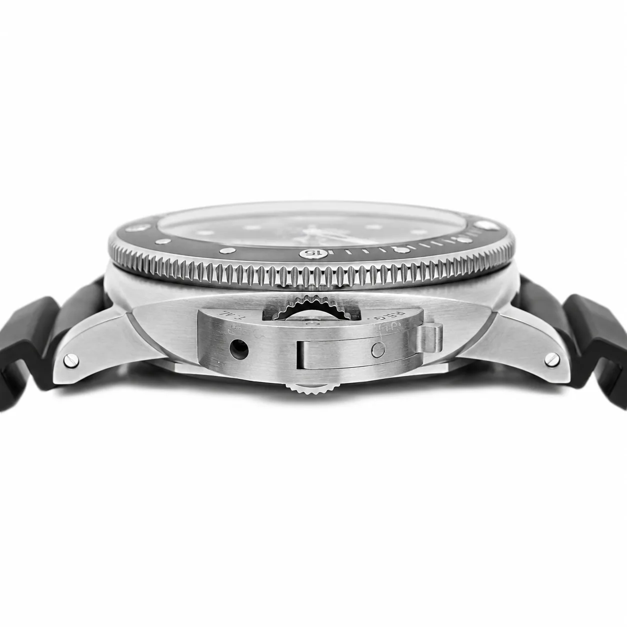 PANERAI 潜行 (Submersible) PAM01596 Cal.900 Black Dial AI 头图 2 - 侧面细节 [ai-shot:side-detail]