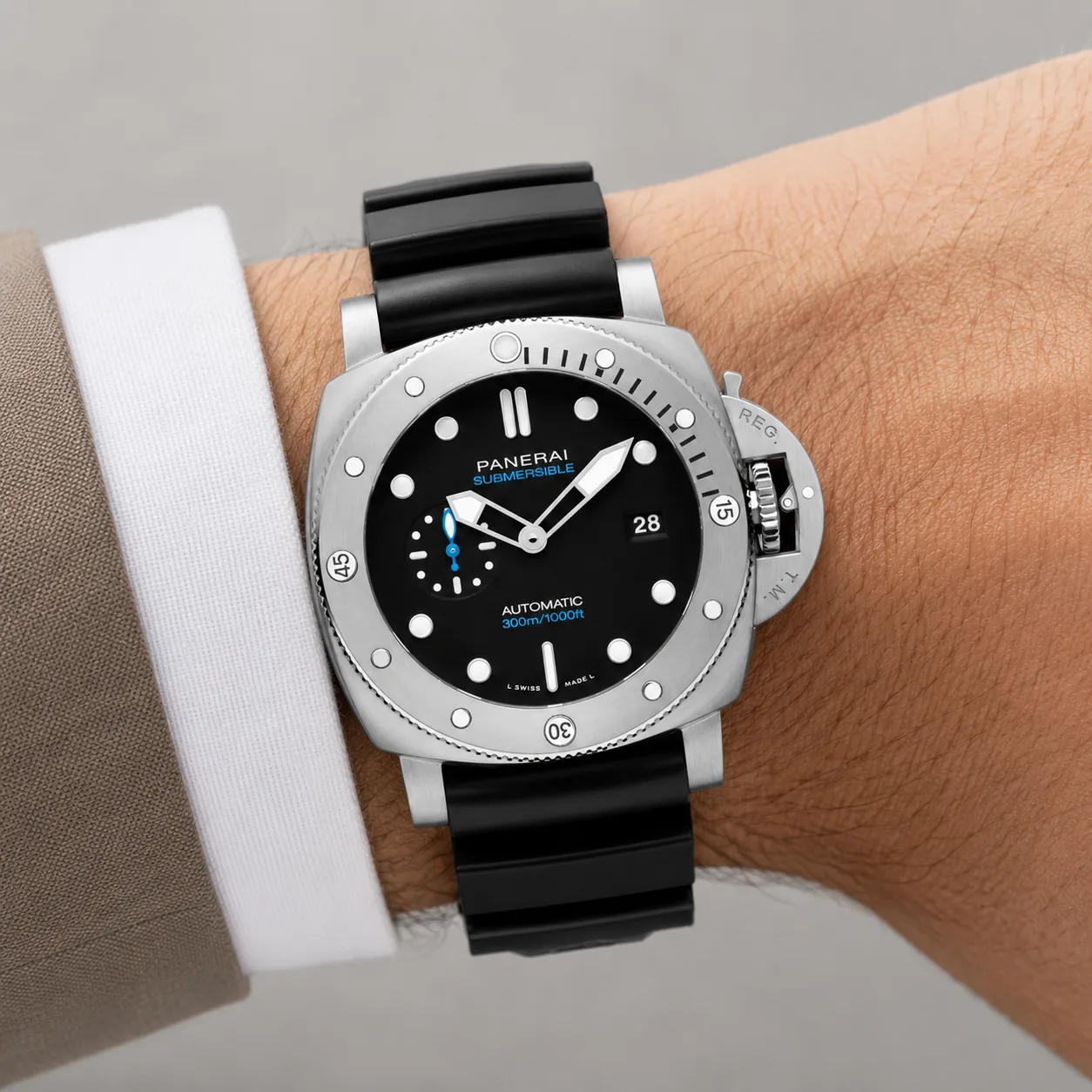 PANERAI 潜行 (Submersible) PAM01596 Cal.900 Black Dial AI 头图 4 - 佩戴图 [ai-shot:wrist-shot]