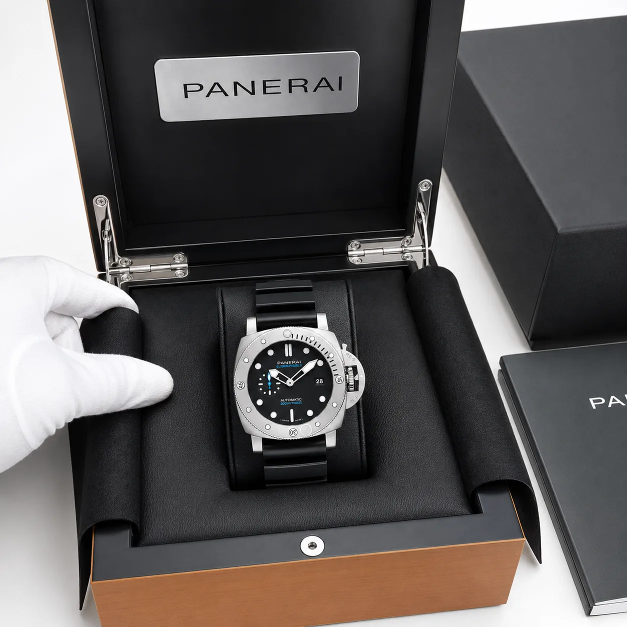 PANERAI 潜行 (Submersible) PAM01596 Cal.900 Black Dial AI 头图 5 - 包装盒 [ai-shot:box-shot]