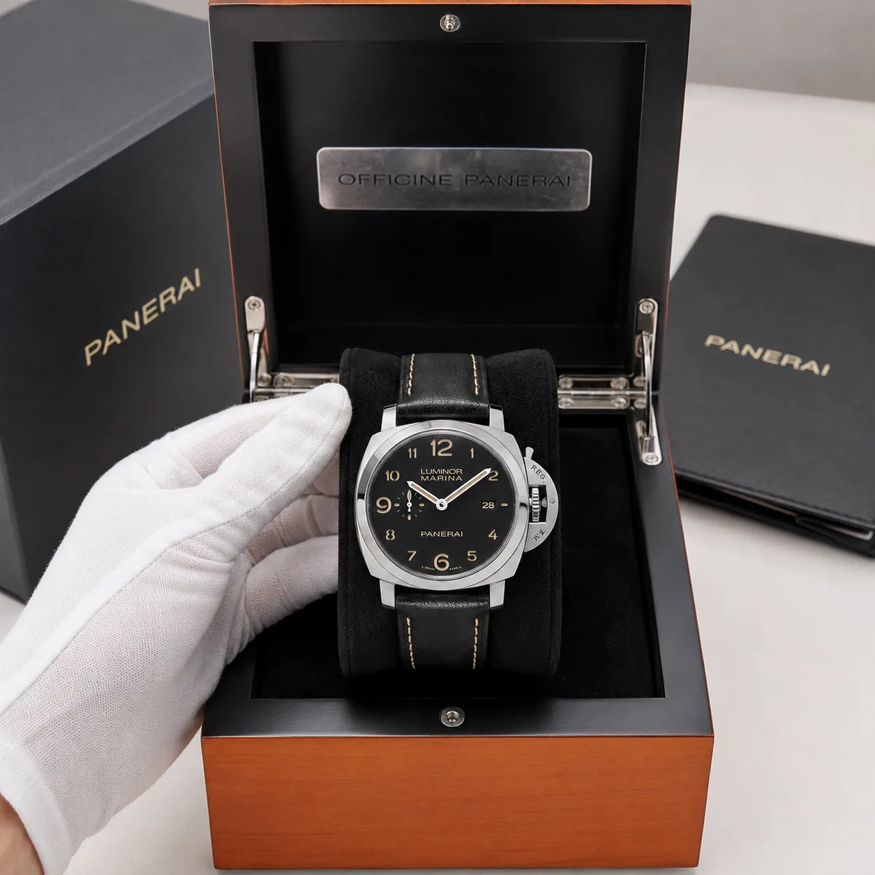 PANERAI 庐米诺 (Luminor) PAM00359 Cal.9000 Black Dial AI 头图 5 - 包装盒 [ai-shot:box-shot]