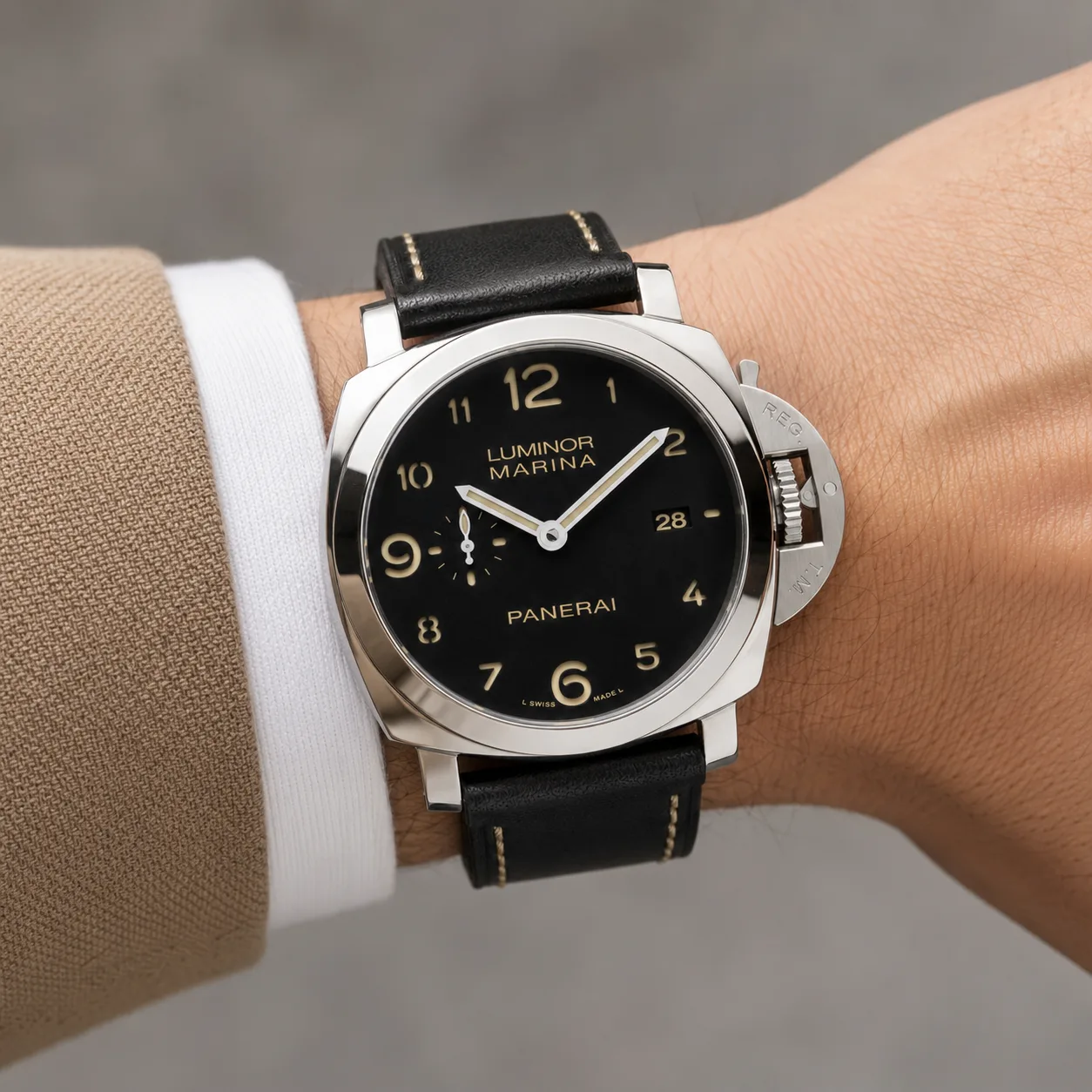 PANERAI 庐米诺 (Luminor) PAM00359 Cal.9000 Black Dial AI 头图 4 - 佩戴图 [ai-shot:wrist-shot]
