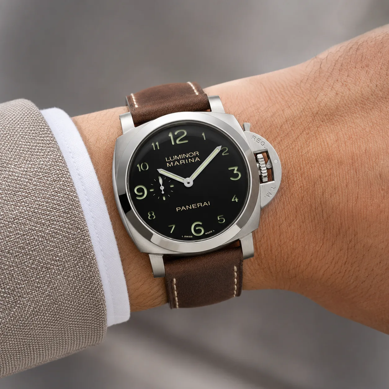PANERAI 庐米诺 (Luminor) PAM01759 Cal.9010 AI 头图 4 - 佩戴图 [ai-shot:wrist-shot]