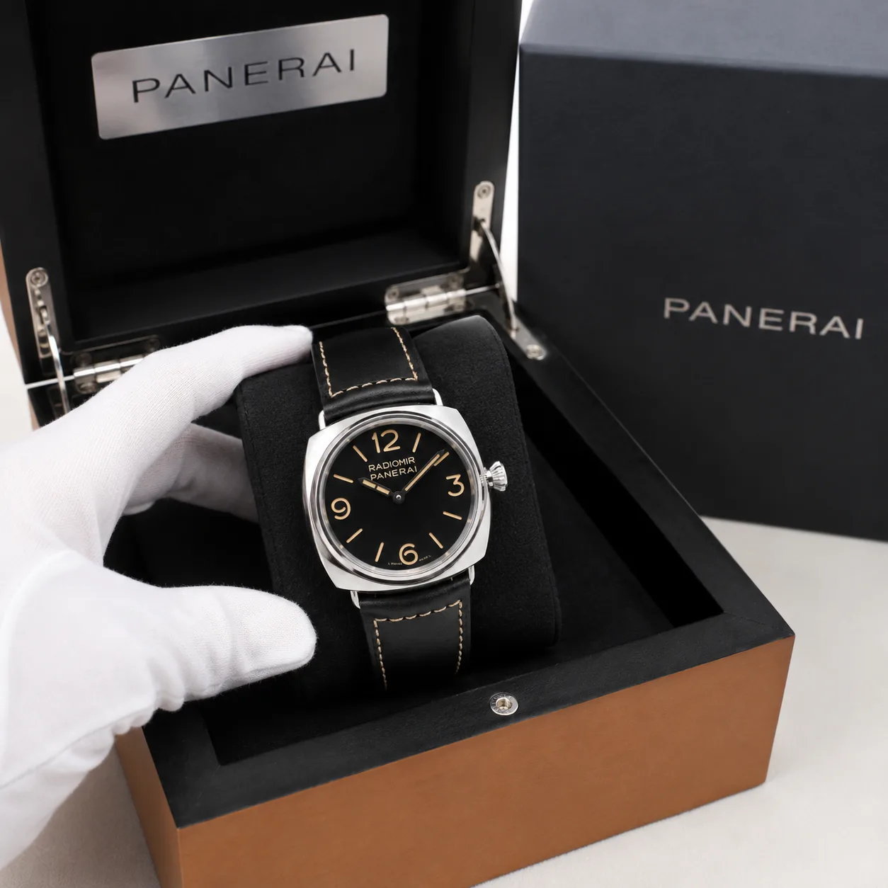PANERAI 镭得米尔 (Radiomir) PAM01382 Cal.6000 Black Dial AI 头图 5 - 包装盒 [ai-shot:box-shot]
