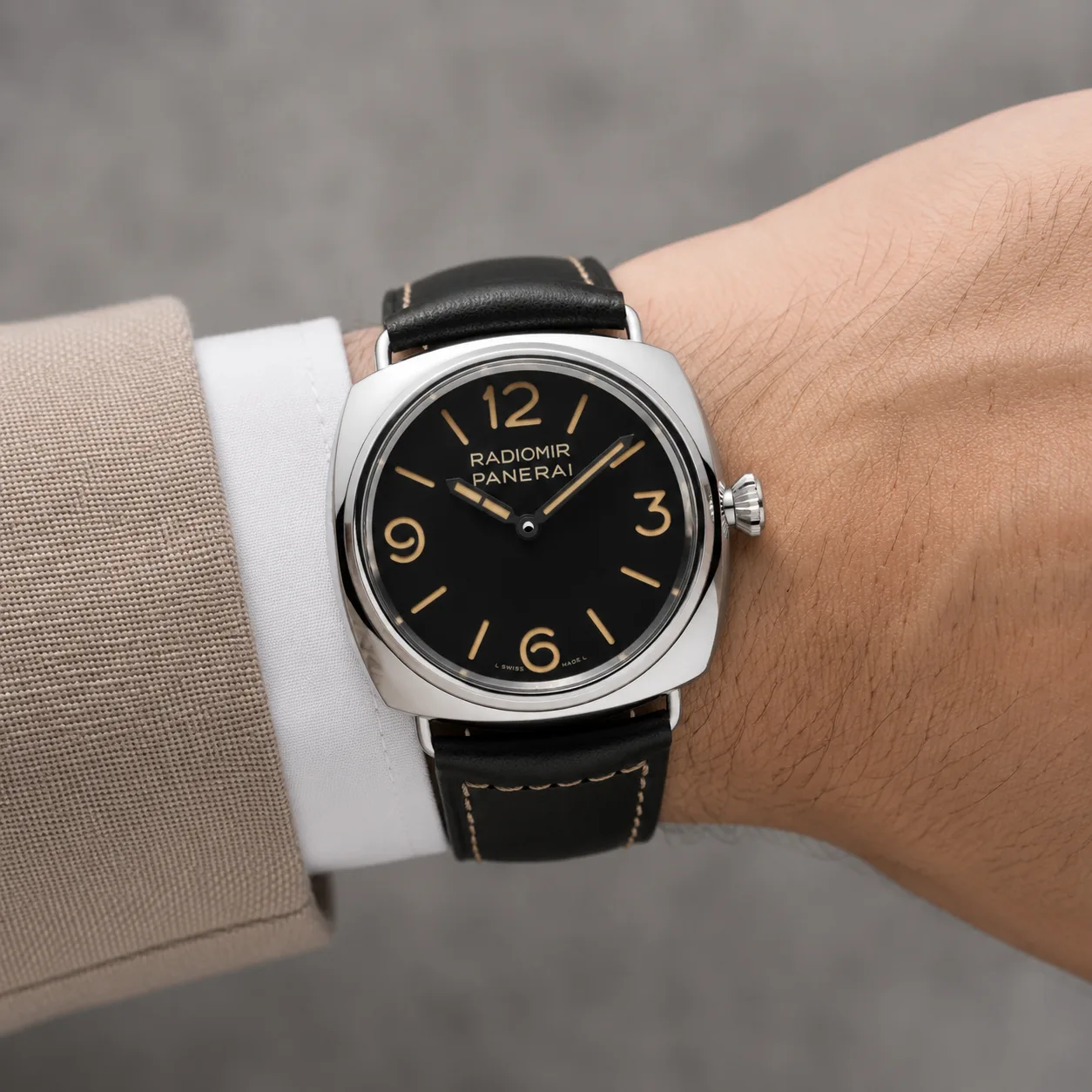 PANERAI 镭得米尔 (Radiomir) PAM01382 Cal.6000 Black Dial AI 头图 4 - 佩戴图 [ai-shot:wrist-shot]