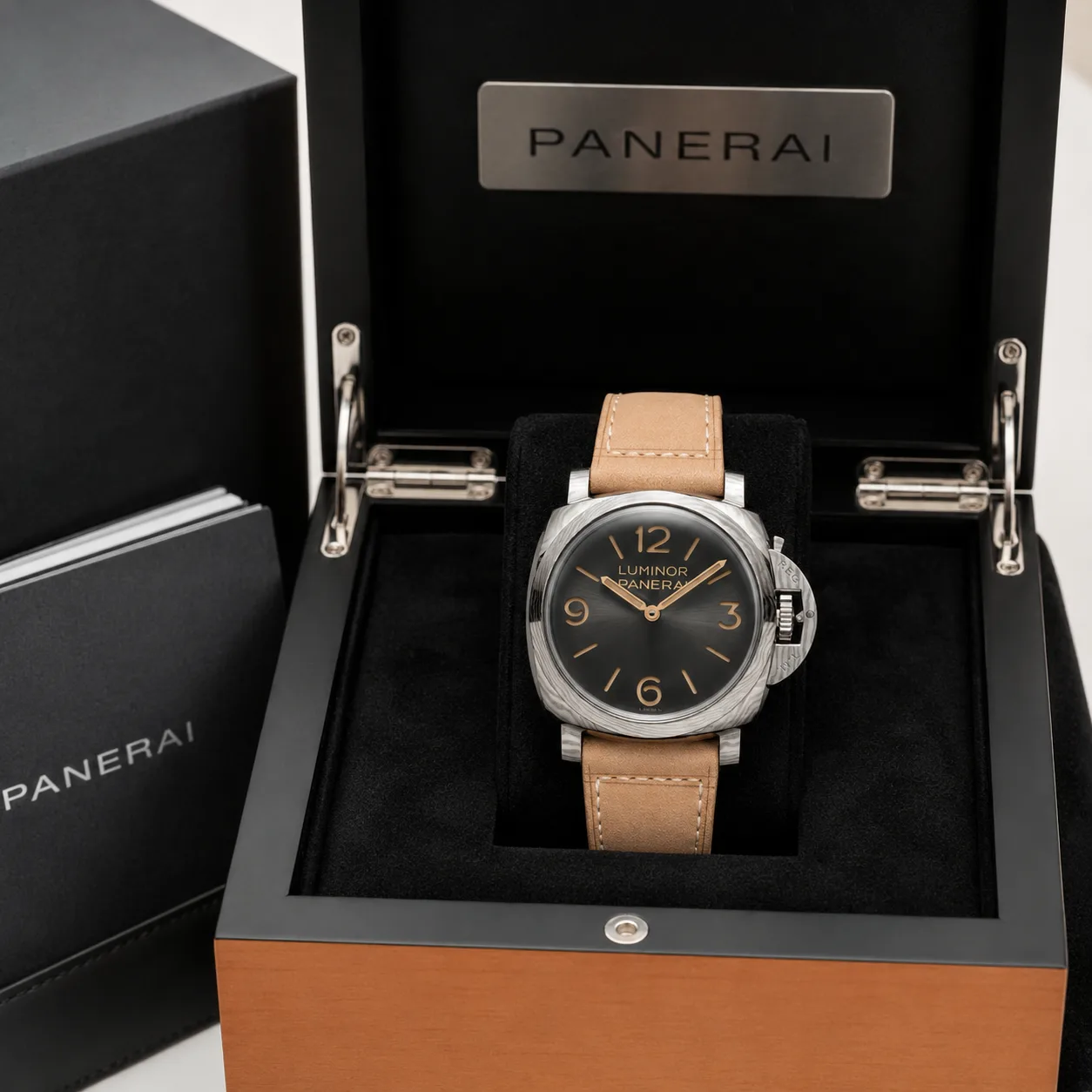 PANERAI 庐米诺 (Luminor) PAM01629 Cal.3000 AI 头图 5 - 包装盒 [ai-shot:box-shot]